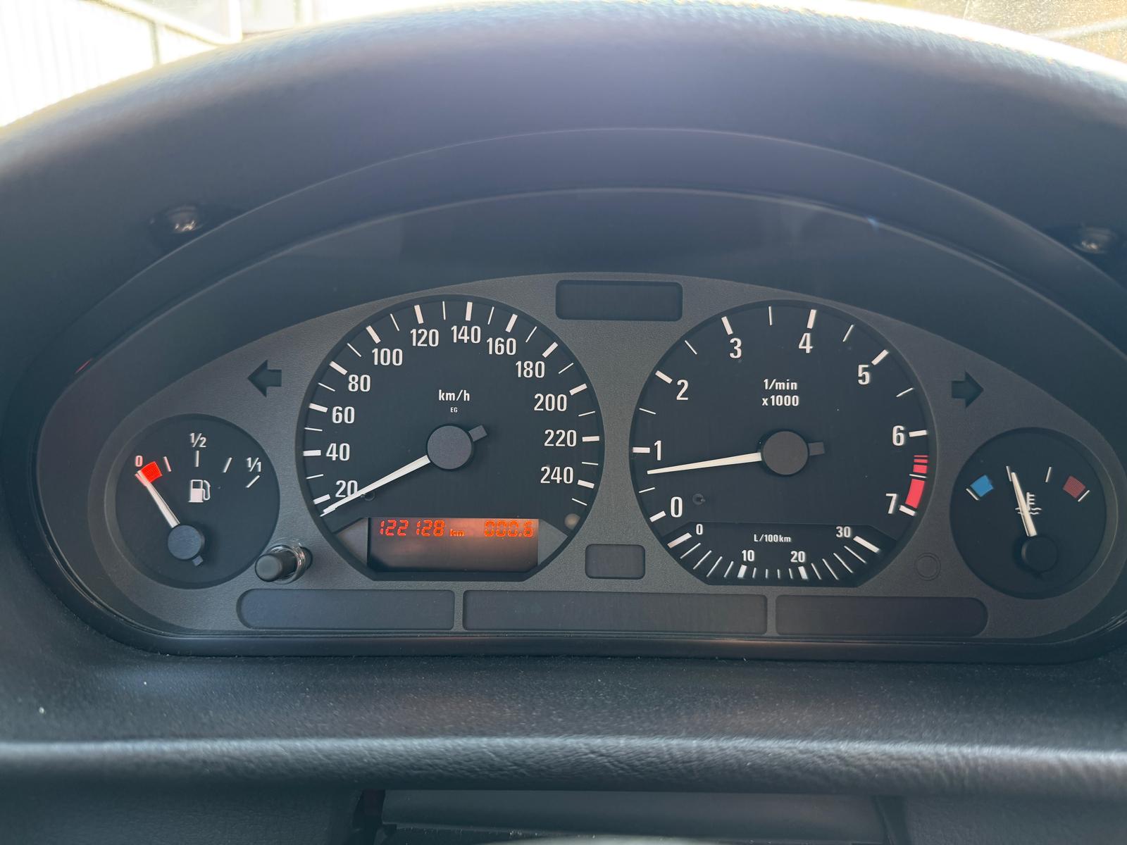 BMW 328i Touring Sport-image-5