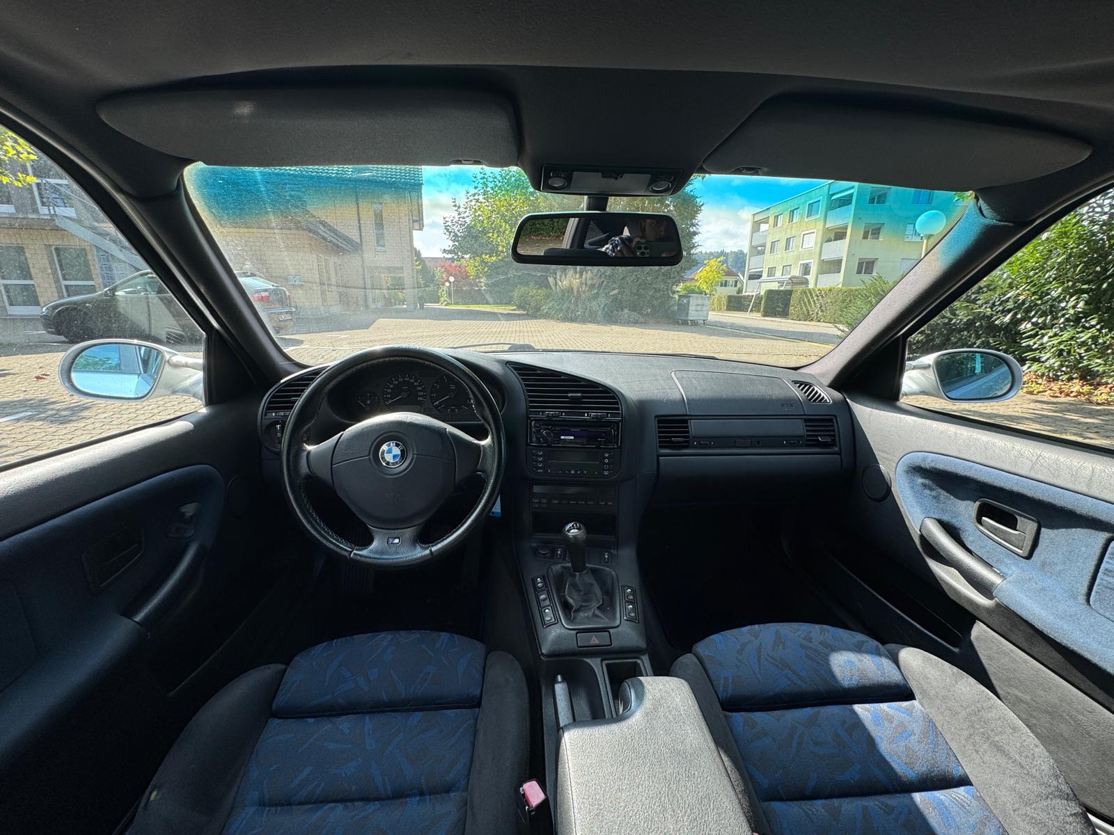 BMW 328i Touring Sport-image-8