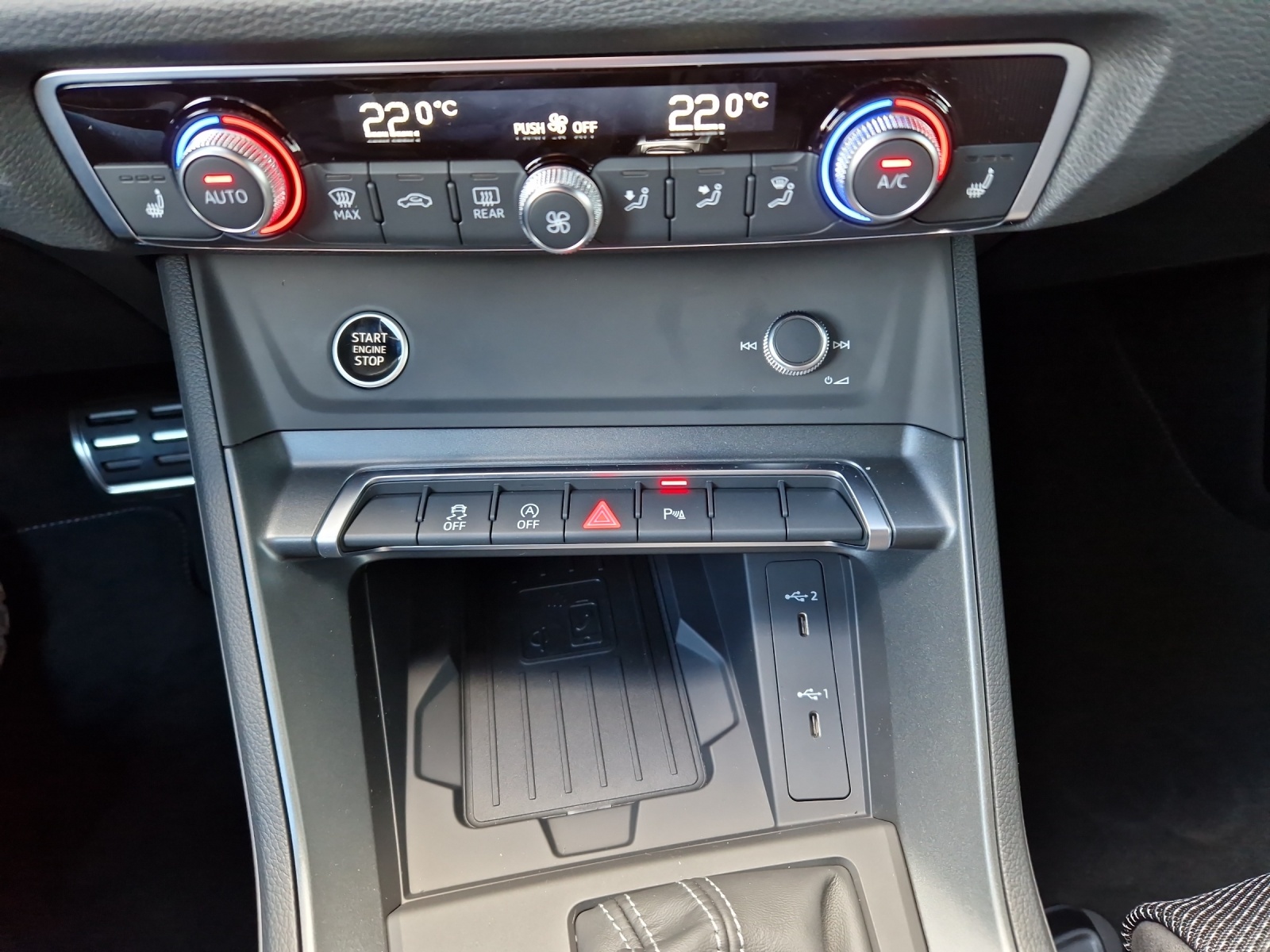 AUDI Q3 35 TFSI S line Attraction S-tronic Mythosschwarz Metallic-image-14