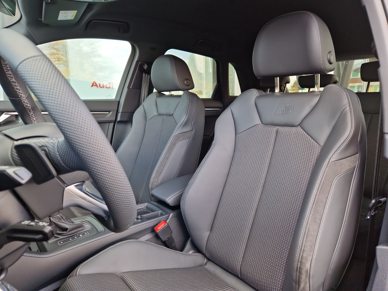 AUDI Q3 35 TFSI S line Attraction S-tronic Mythosschwarz Metallic-image-8