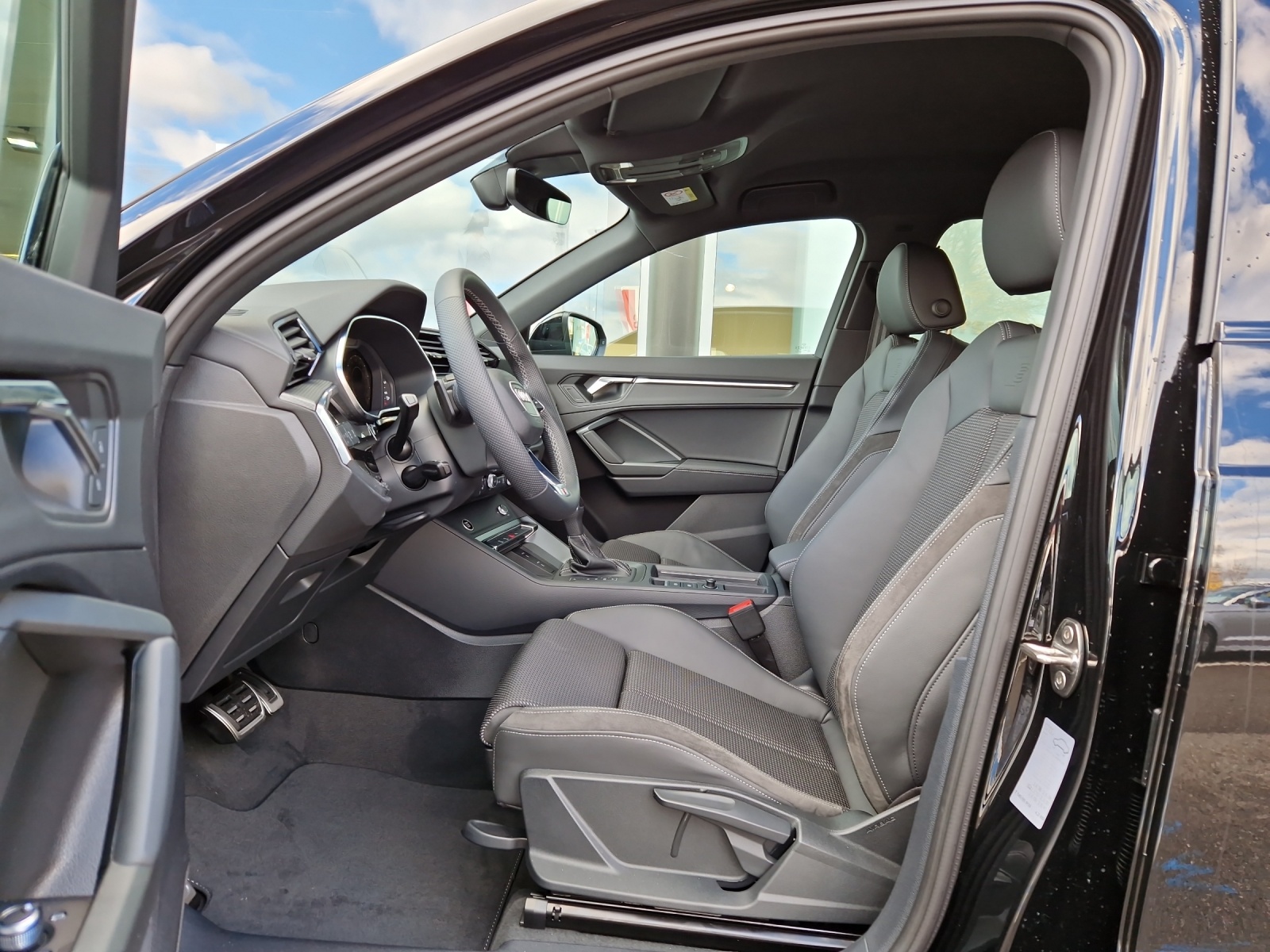 AUDI Q3 35 TFSI S line Attraction S-tronic Mythosschwarz Metallic-image-7