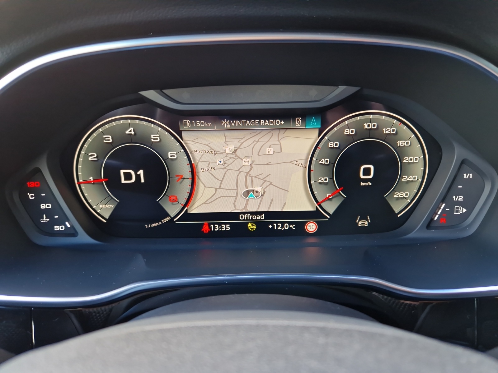 AUDI Q3 35 TFSI S line Attraction S-tronic Mythosschwarz Metallic-image-10