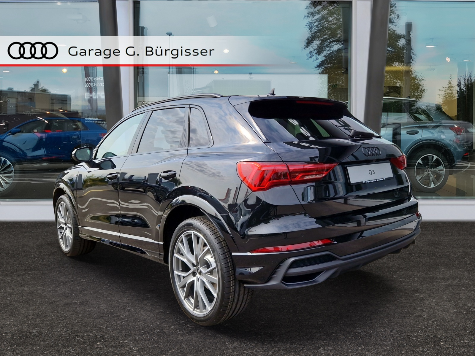 AUDI Q3 35 TFSI S line Attraction S-tronic Mythosschwarz Metallic-image-3