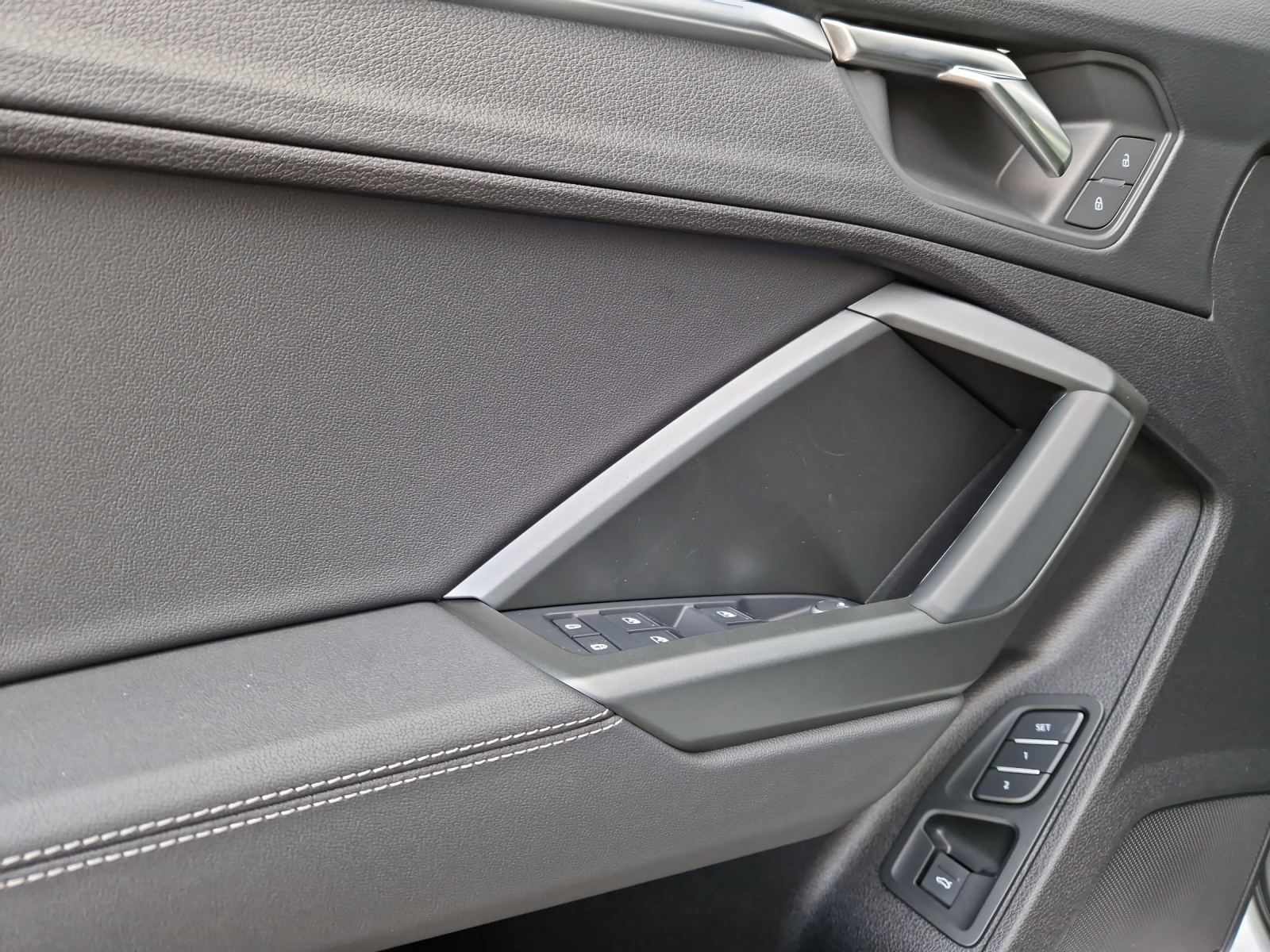 AUDI Q3 35 TFSI S line Attraction S-tronic Mythosschwarz Metallic-image-17