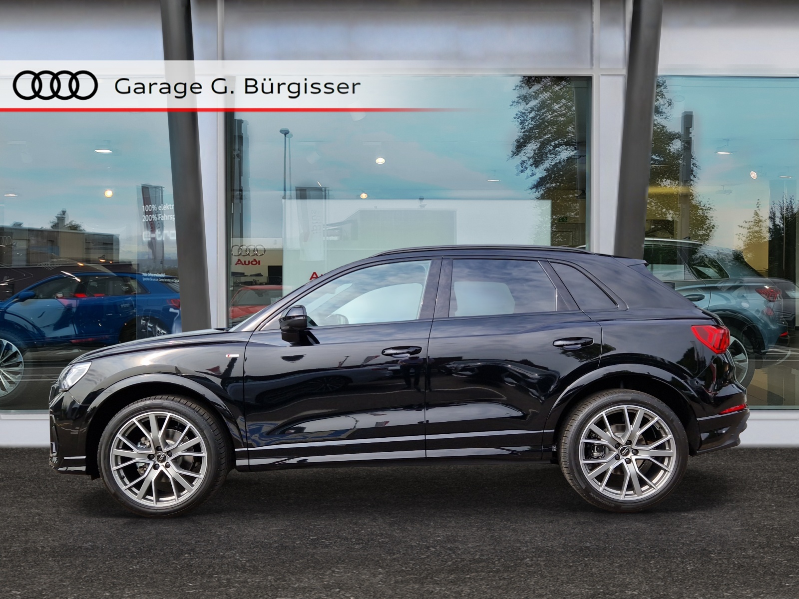 AUDI Q3 35 TFSI S line Attraction S-tronic Mythosschwarz Metallic-image-2