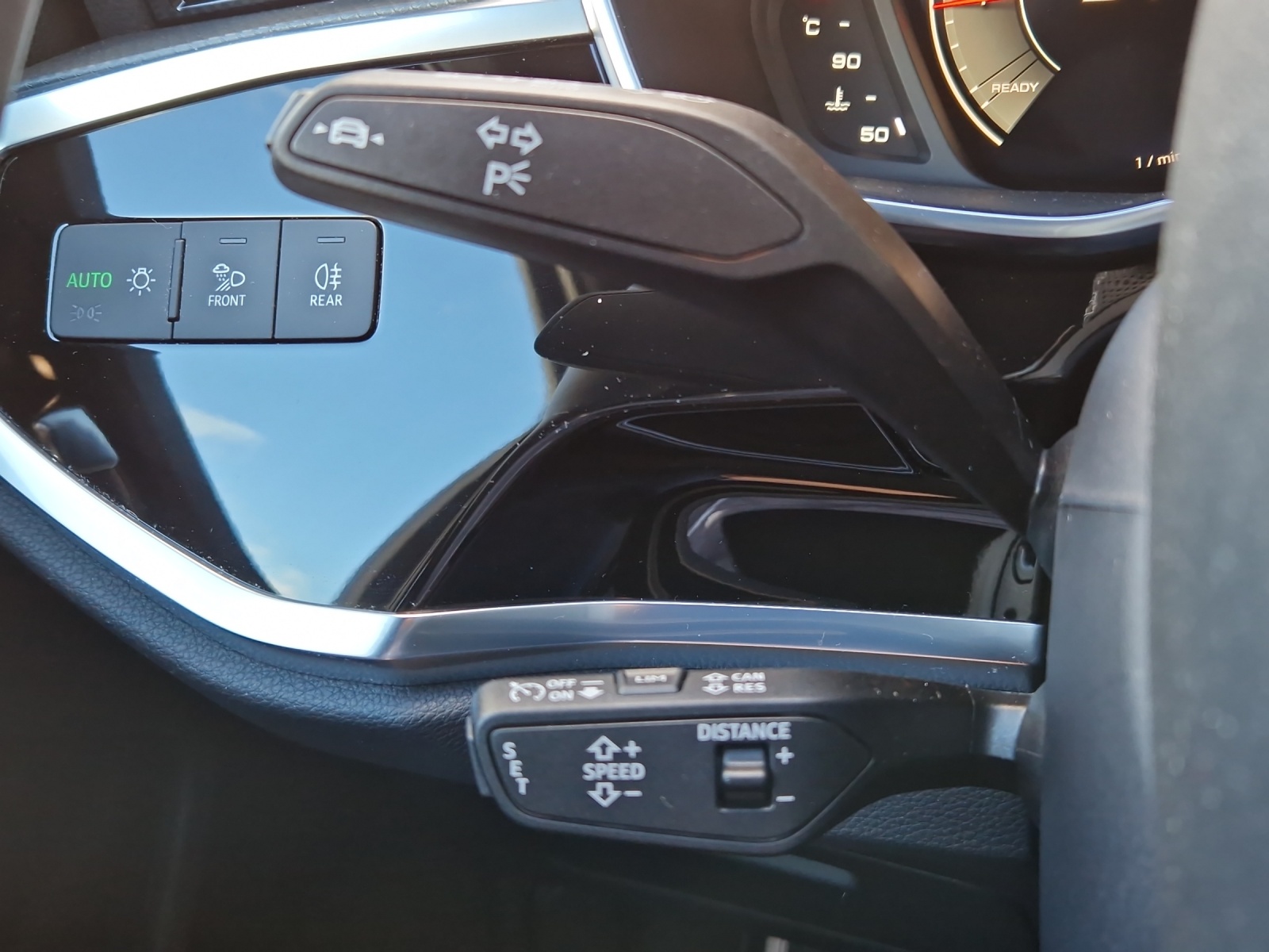 AUDI Q3 35 TFSI S line Attraction S-tronic Mythosschwarz Metallic-image-15