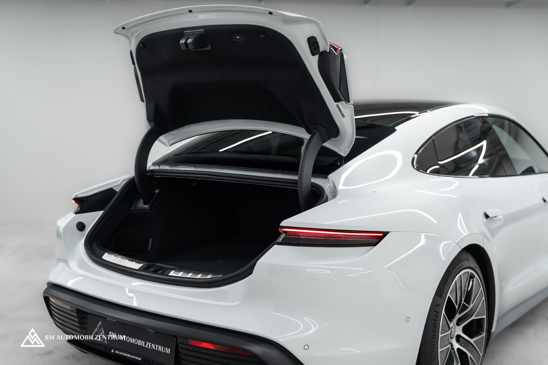 PORSCHE Taycan 4S Performance Batterie / Panorama / 360° / Hinterachslenkung / Bose-image-11