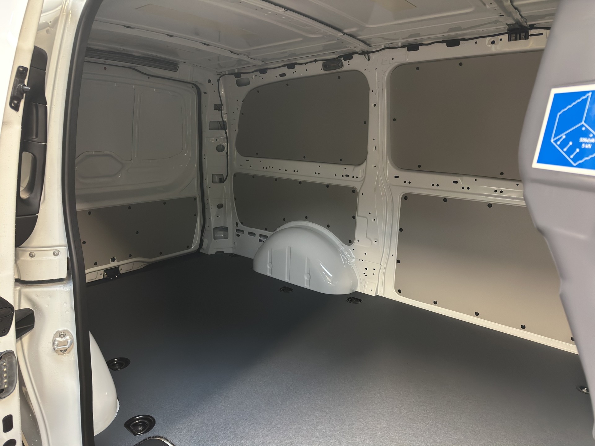 MERCEDES-BENZ eVito Kasten 90kWh Lang WORKER-image-8