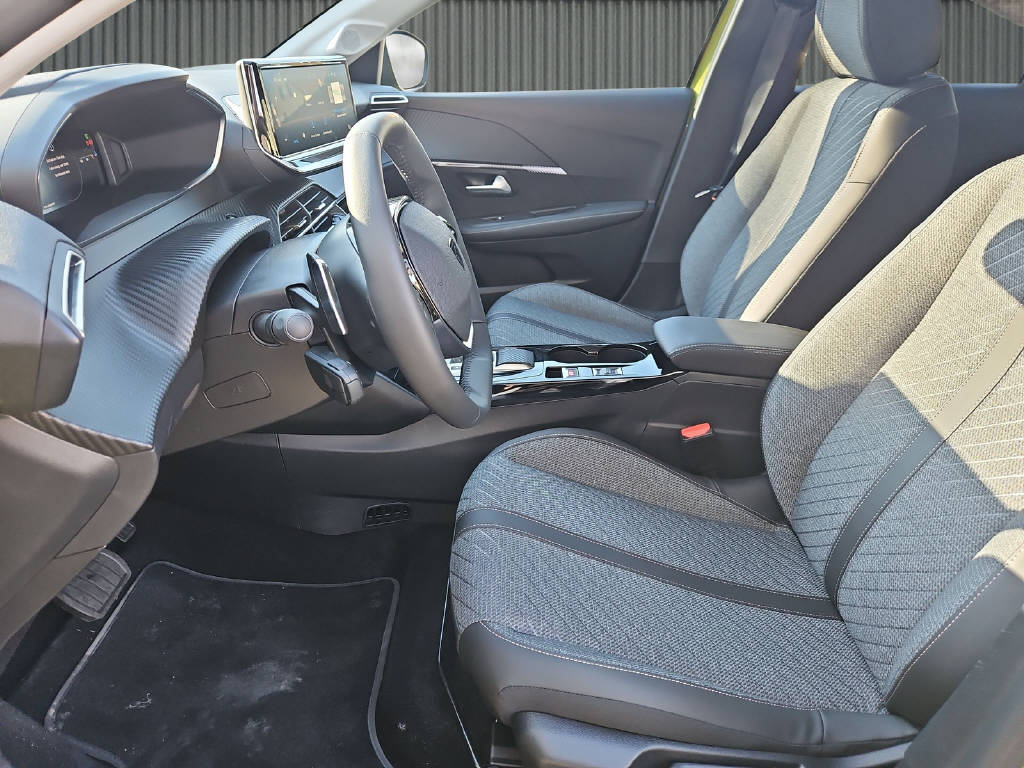 PEUGEOT 208 1.2 Hybrid Allure Premium-image-13