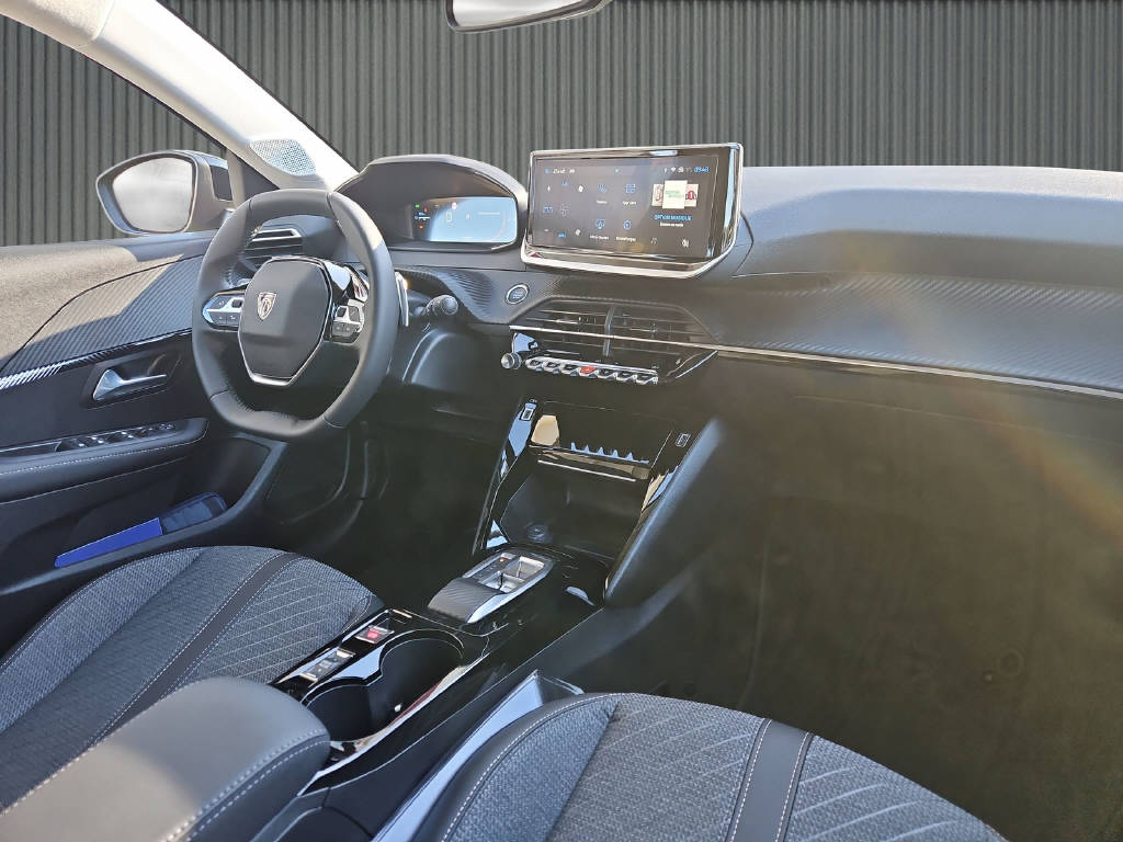 PEUGEOT 208 1.2 Hybrid Allure Premium-image-9