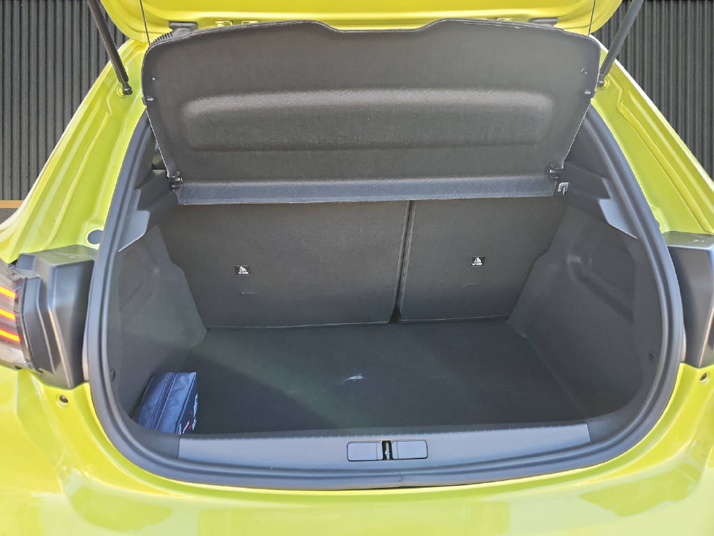 PEUGEOT 208 1.2 Hybrid Allure Premium-image-8