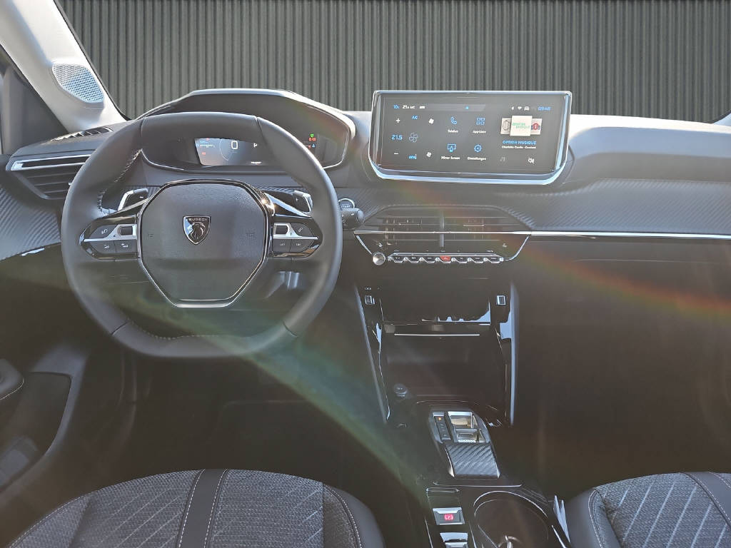 PEUGEOT 208 1.2 Hybrid Allure Premium-image-10