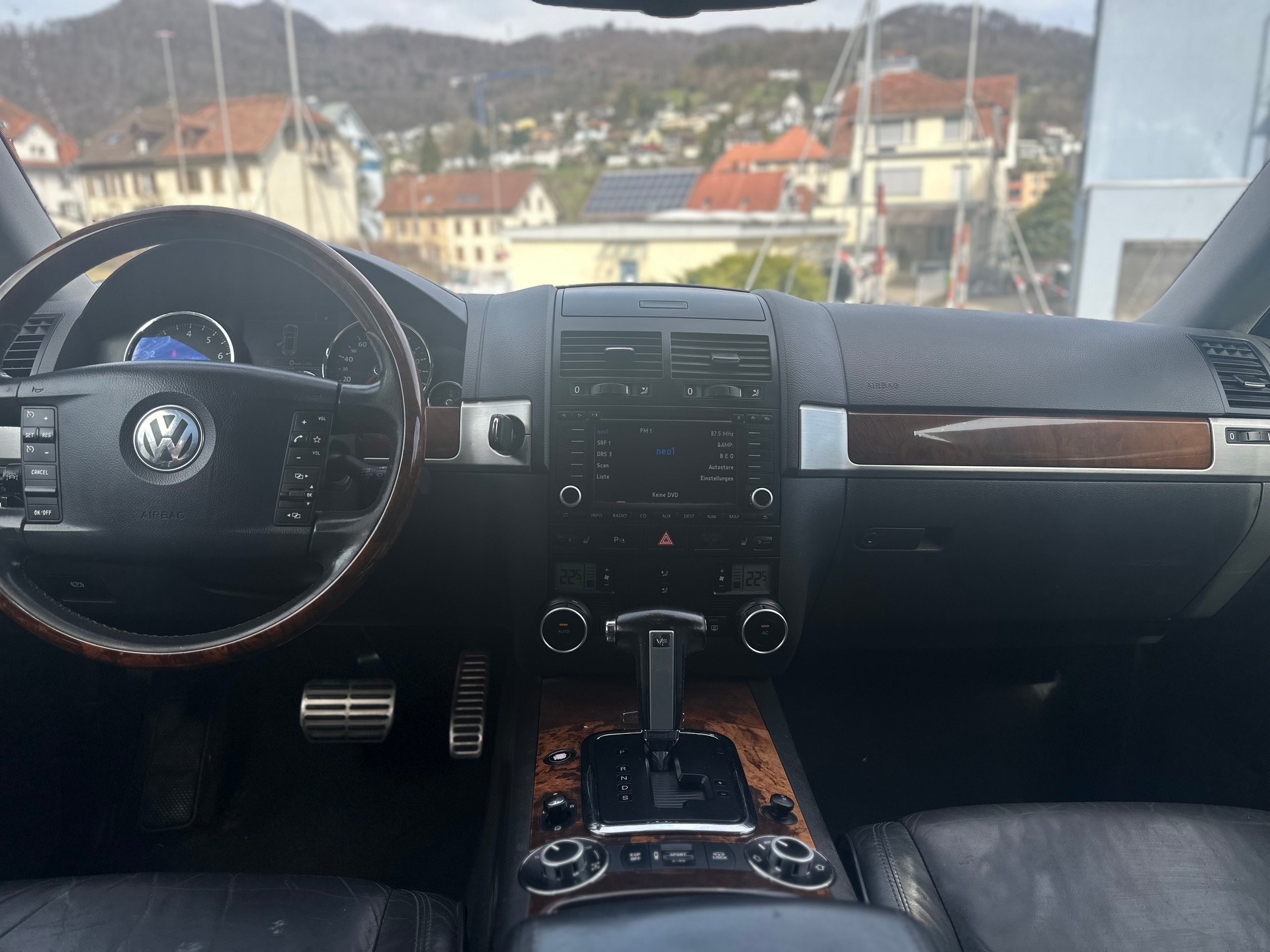 VW Touareg 4.2 V8 FSI Automatic-image-7
