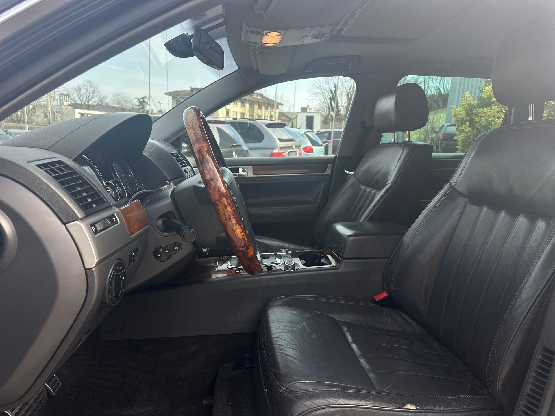 VW Touareg 4.2 V8 FSI Automatic-image-9