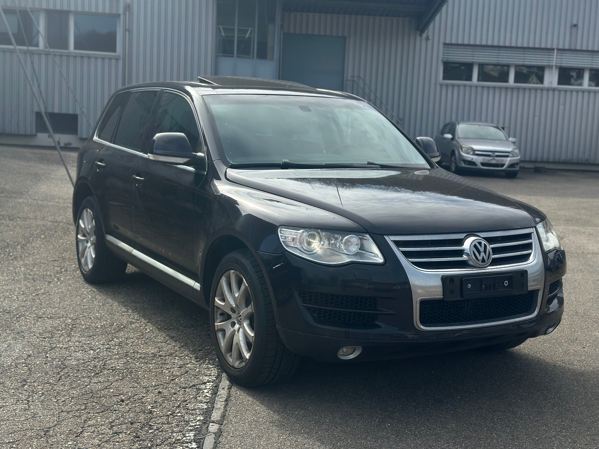 VW Touareg 4.2 V8 FSI Automatic-image-2