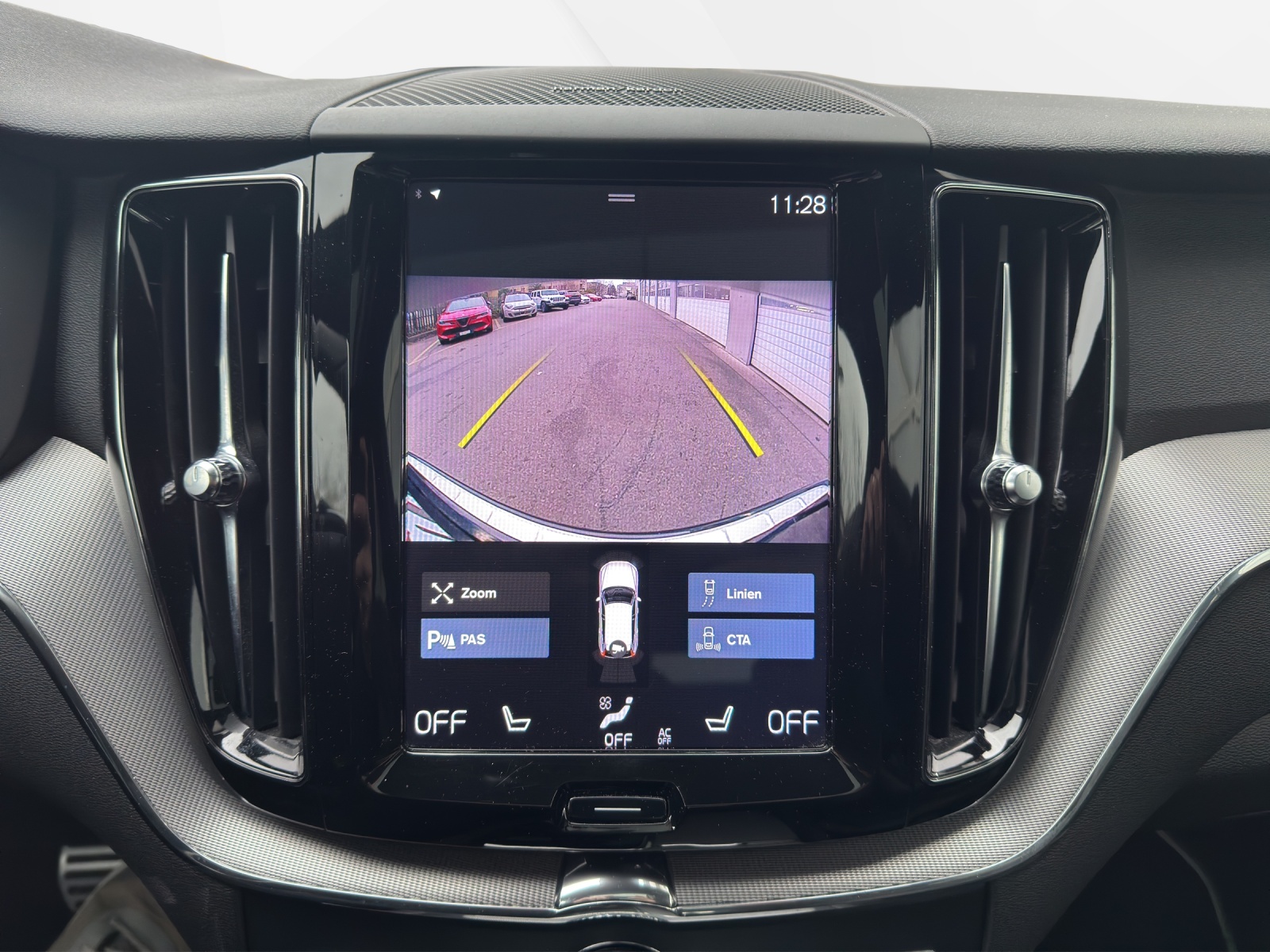 VOLVO XC60 2.0 T8 TE R-Design eAWD-image-9