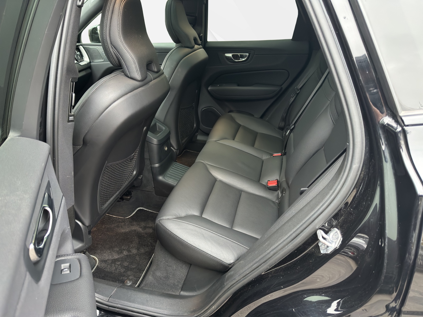 VOLVO XC60 2.0 T8 TE R-Design eAWD-image-12