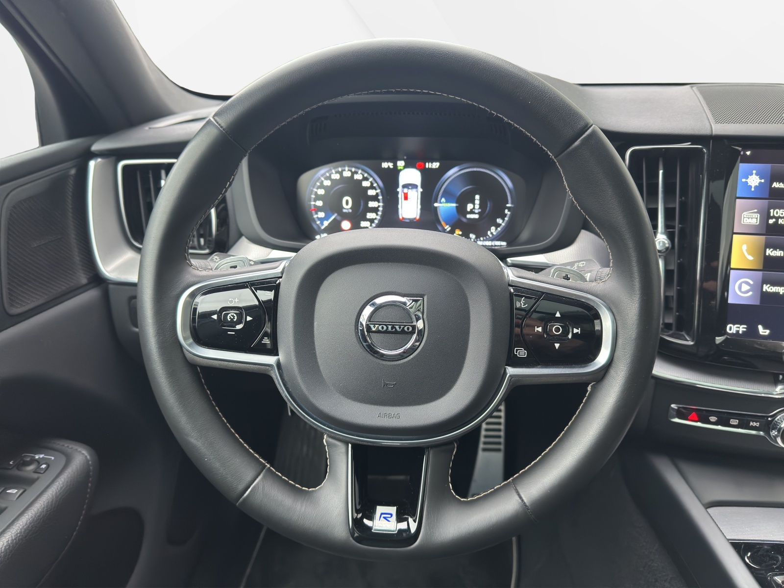 VOLVO XC60 2.0 T8 TE R-Design eAWD-image-8