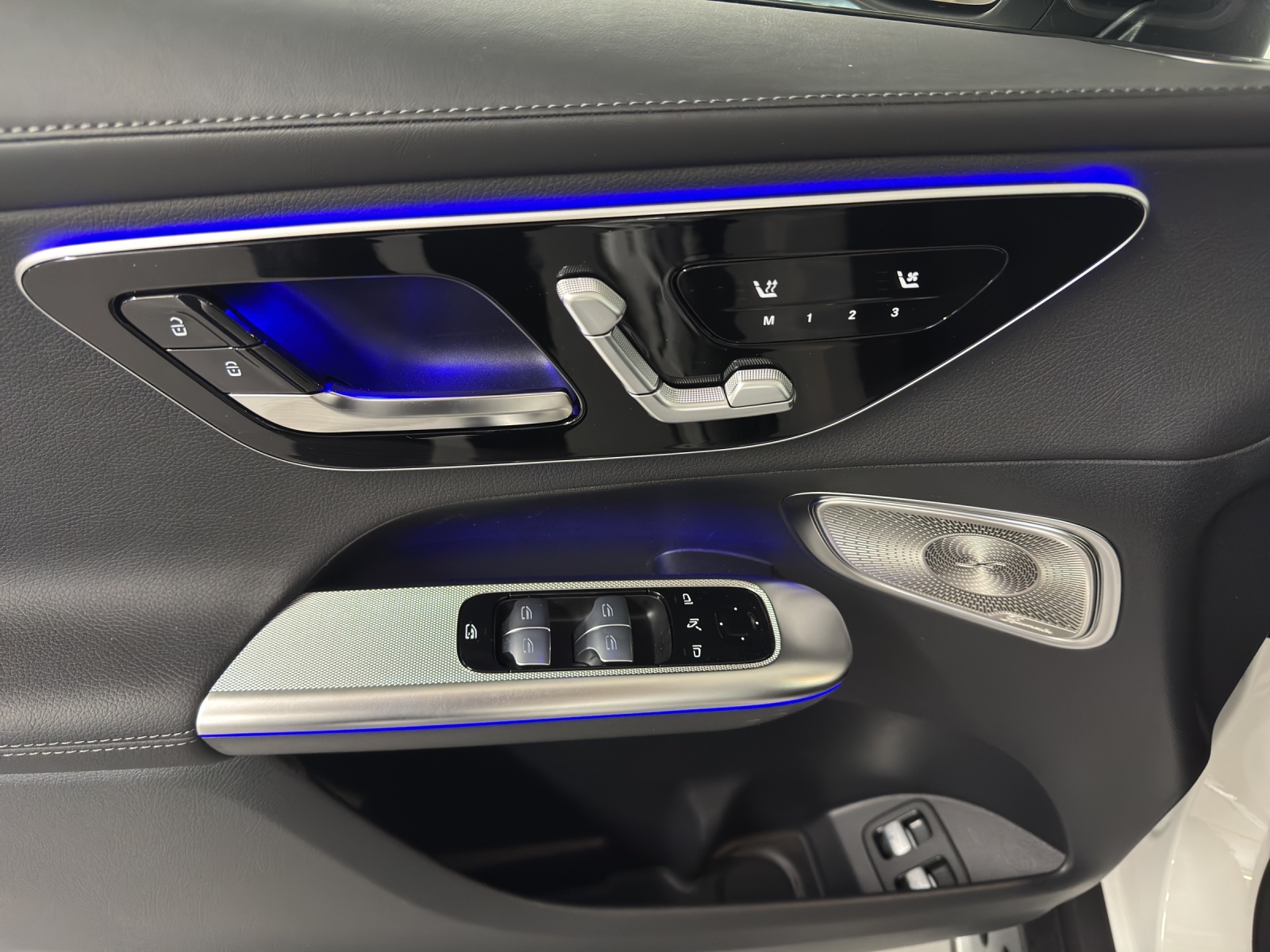 MERCEDES-BENZ GLC 300 e AMG Line 4Matic EQ Star-image-6