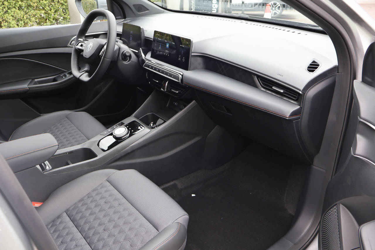 MG 3 1.5 Hybrid Luxury-image-11