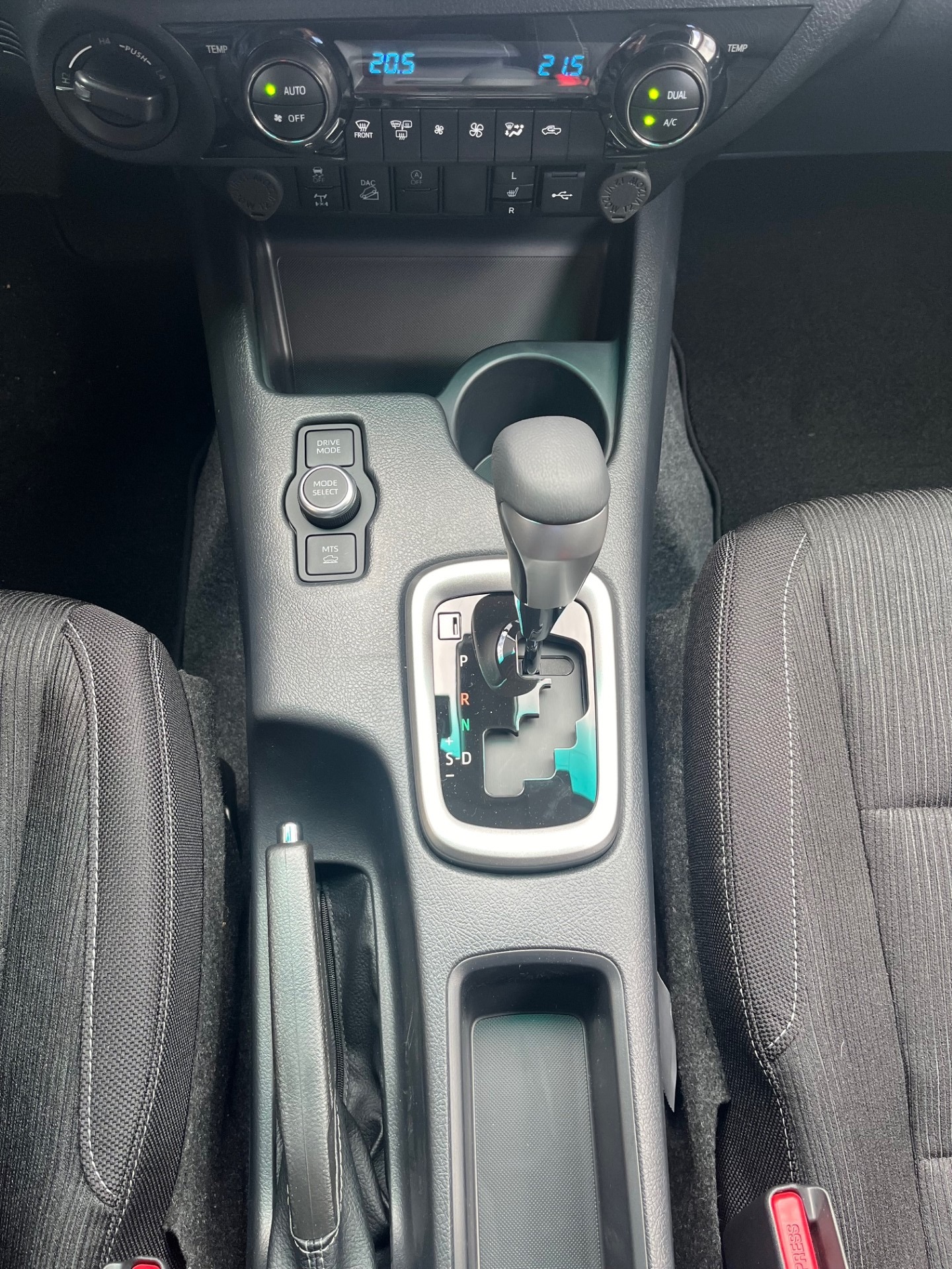 TOYOTA Hilux 2.8d MHEV Style Double Cab 4x4-image-13