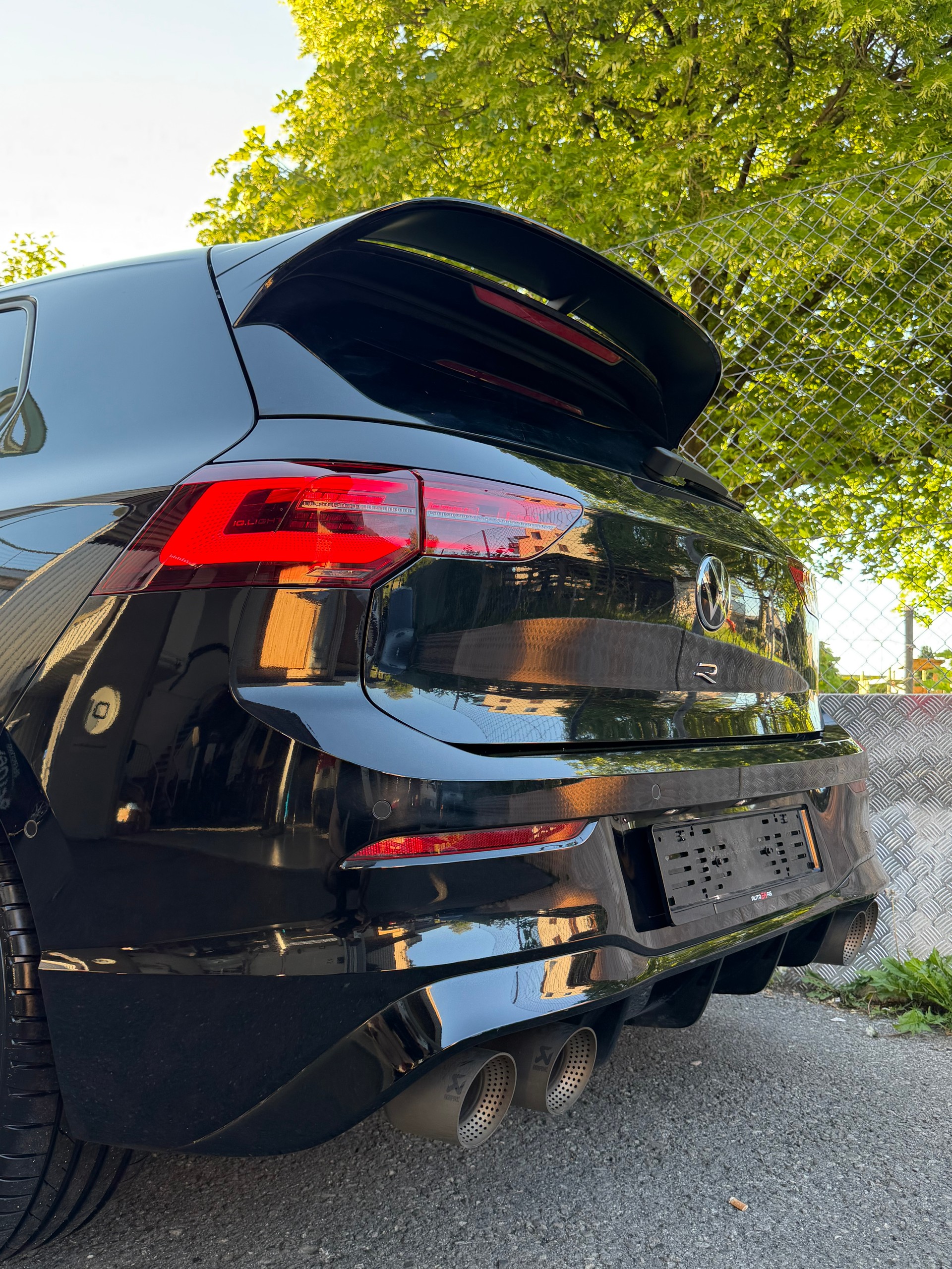 VW Golf 2.0 TSI R DSG 4Motion-image-4