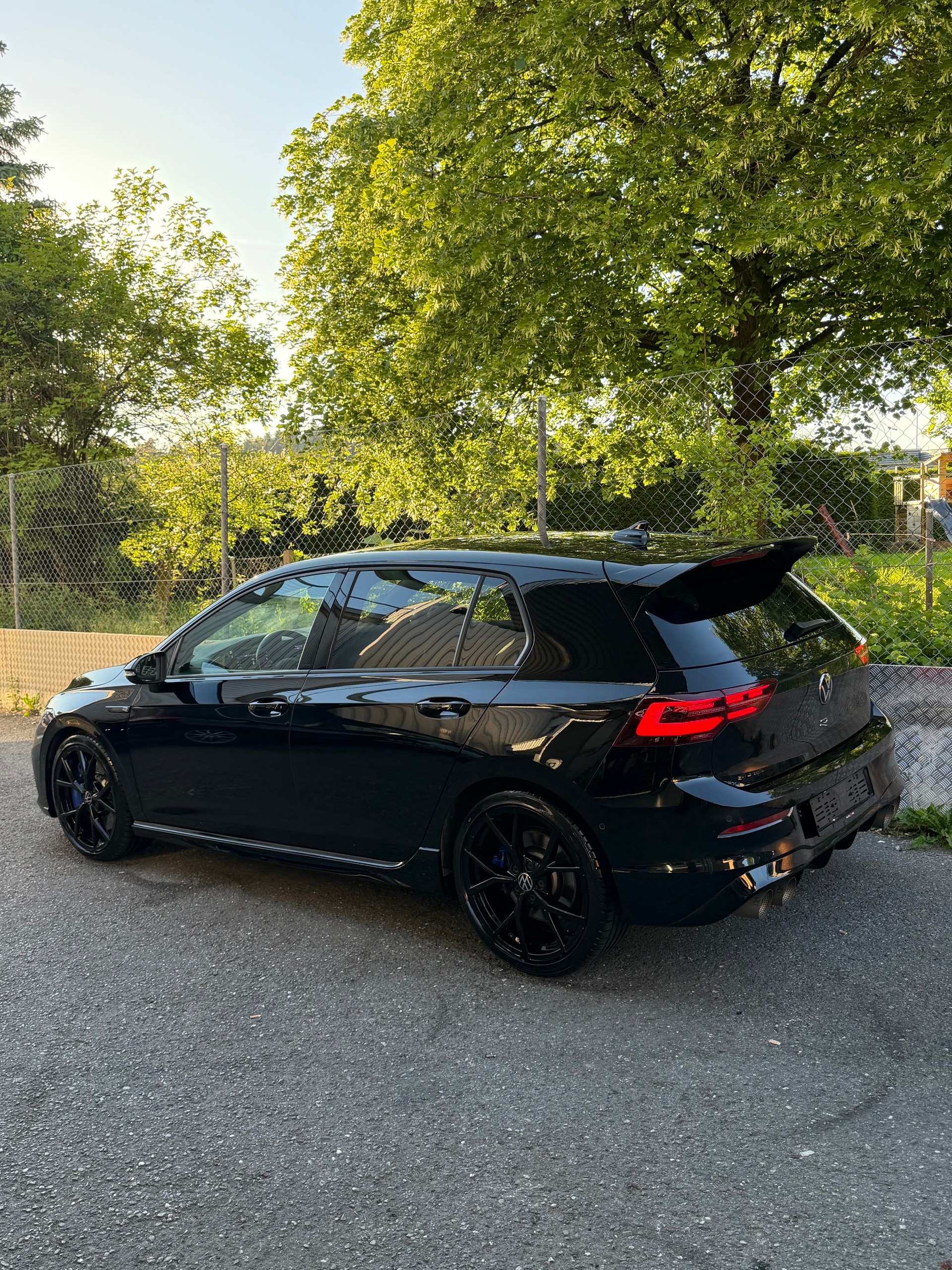 VW Golf 2.0 TSI R DSG 4Motion-image-3