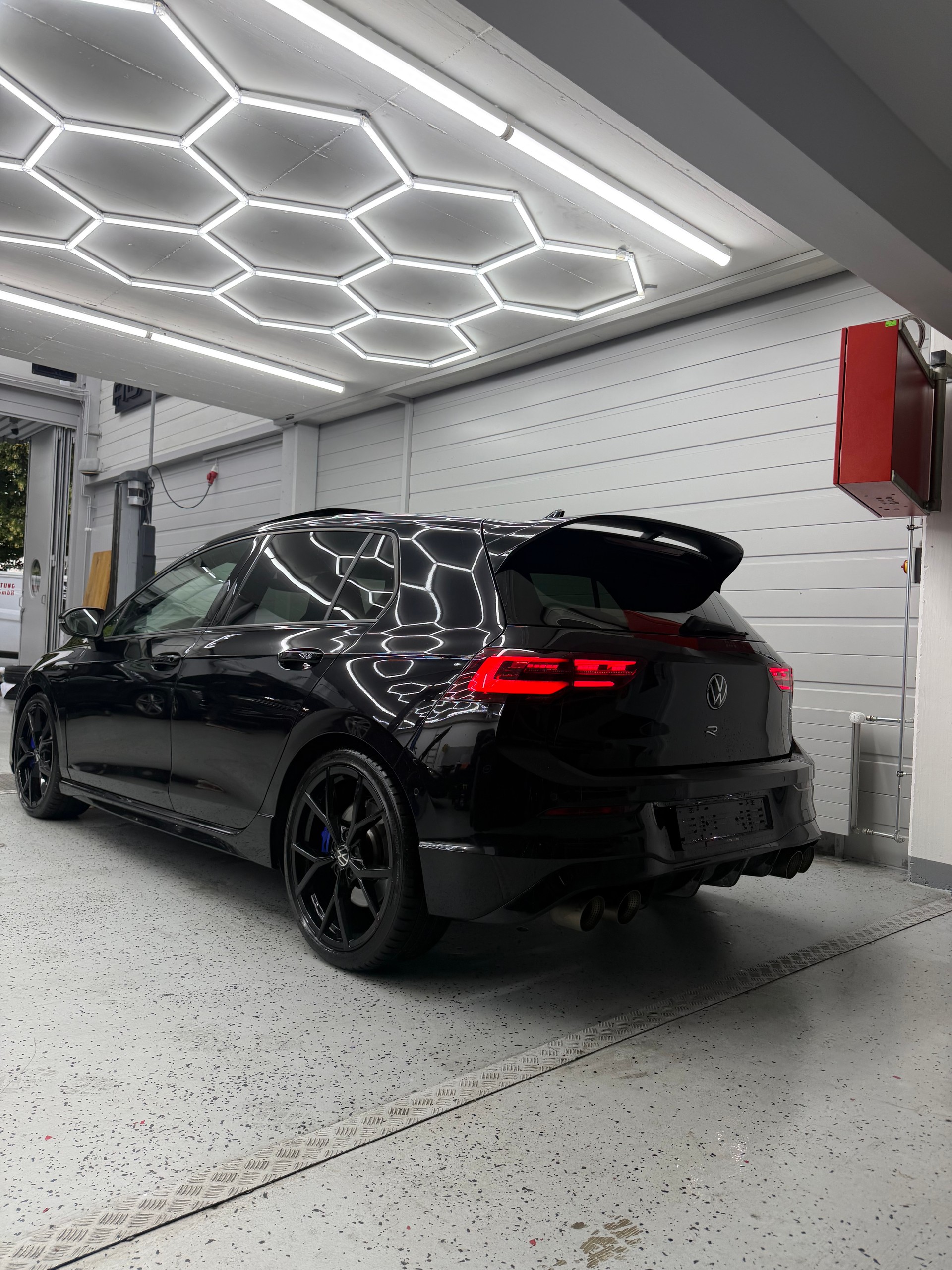 VW Golf 2.0 TSI R DSG 4Motion-image-3