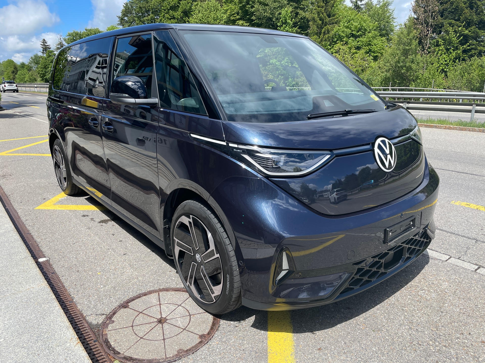VW ID.Buzz LWB GTX 4 Motion, 7-Sitzer mit AHK und Pano-Dach-image-2