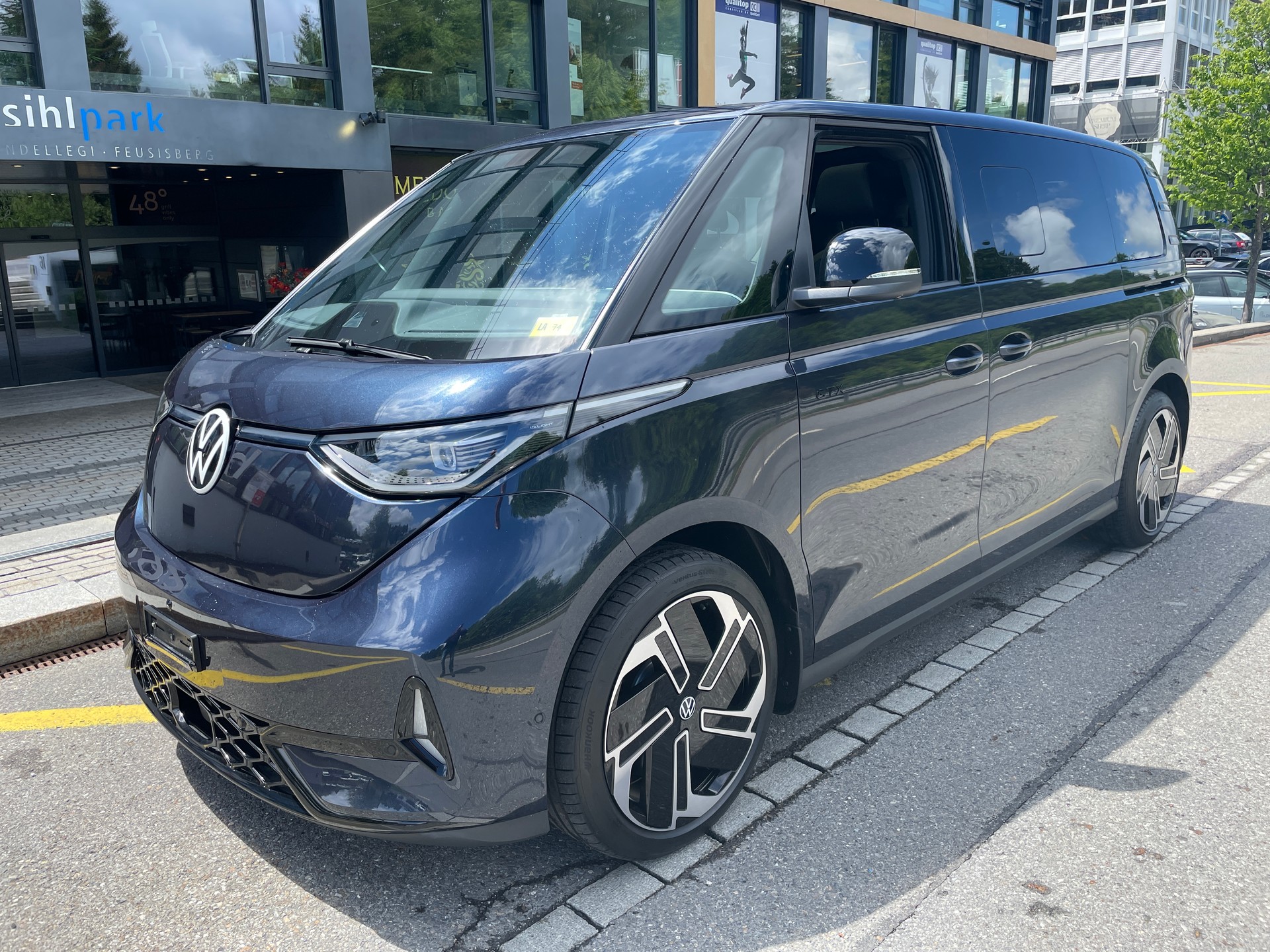 VW ID.Buzz LWB GTX 4 Motion, 7-Sitzer mit AHK und Pano-Dach-image-0
