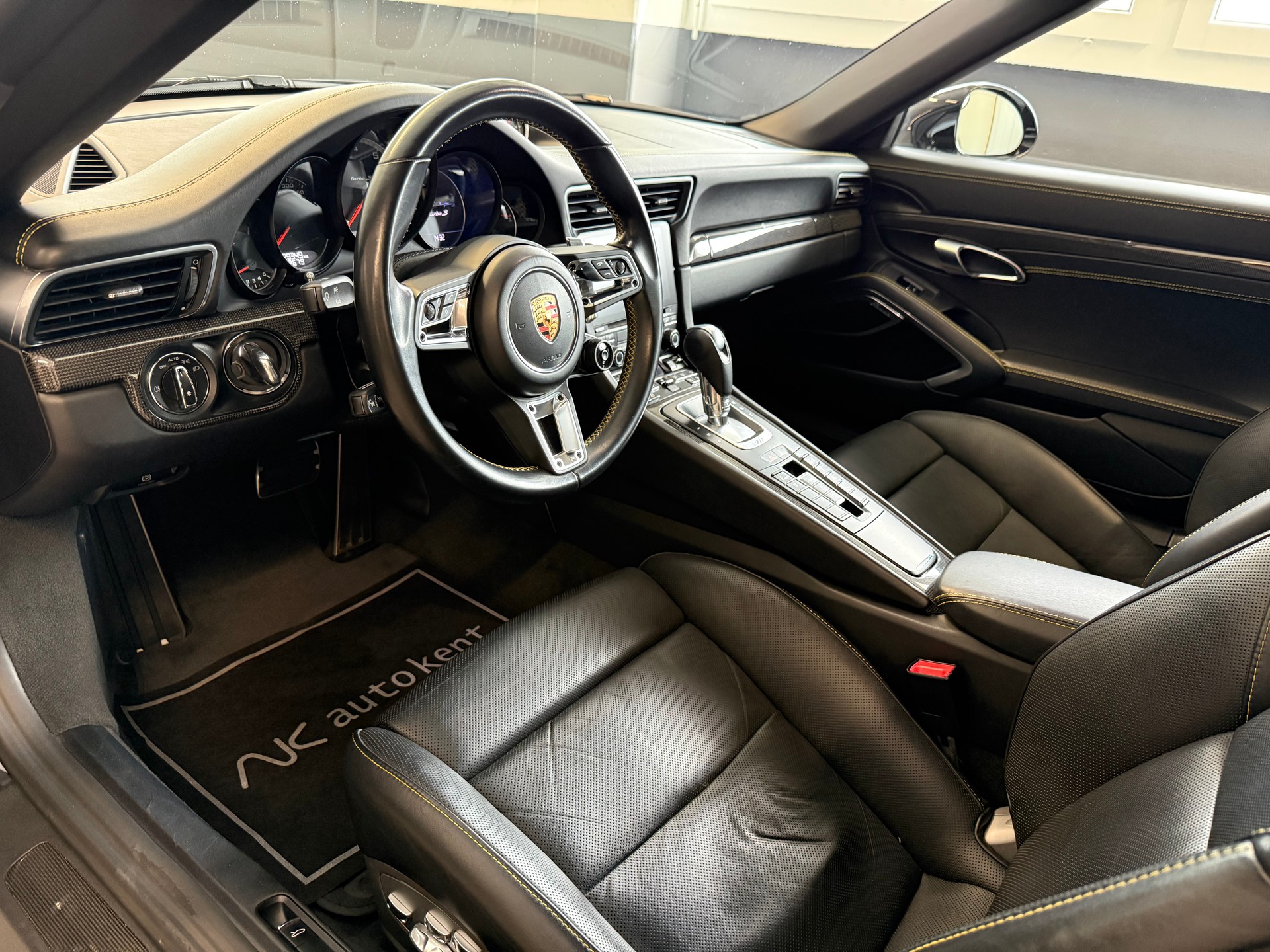 PORSCHE 911 Turbo S Cabrio PDK-image-17