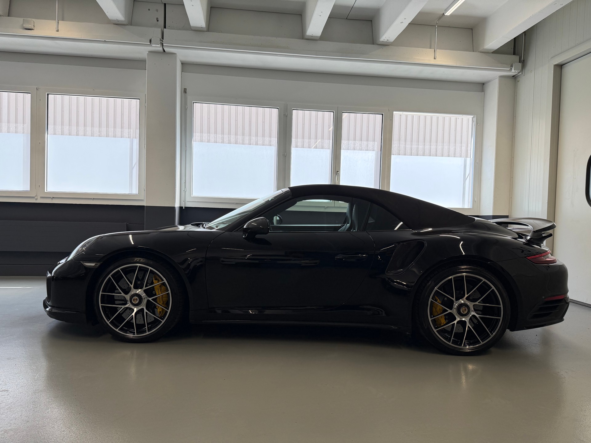 PORSCHE 911 Turbo S Cabrio PDK-image-7
