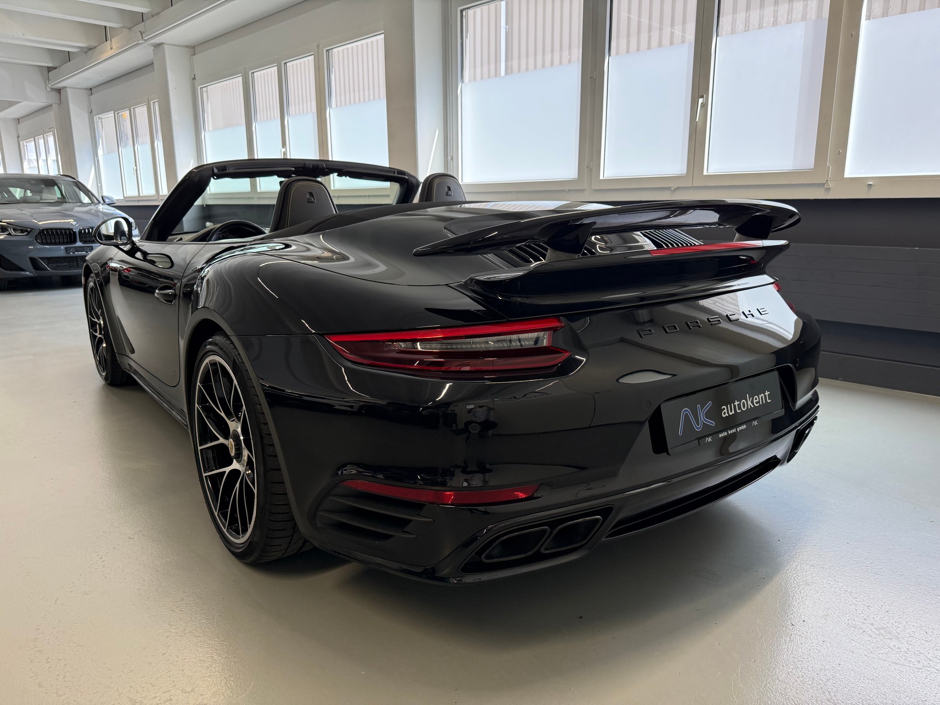 PORSCHE 911 Turbo S Cabrio PDK-showroom-element-3