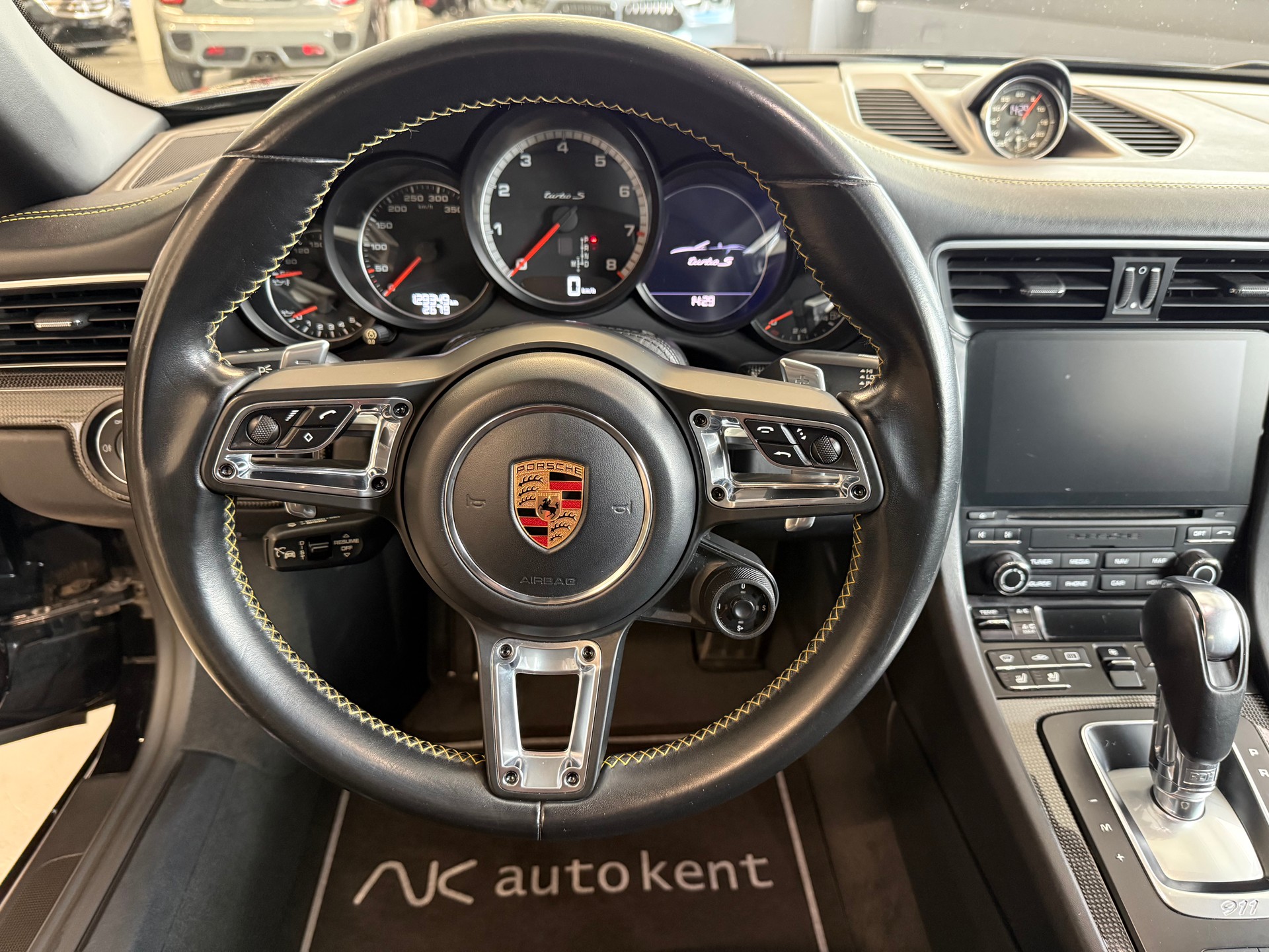 PORSCHE 911 Turbo S Cabrio PDK-image-11