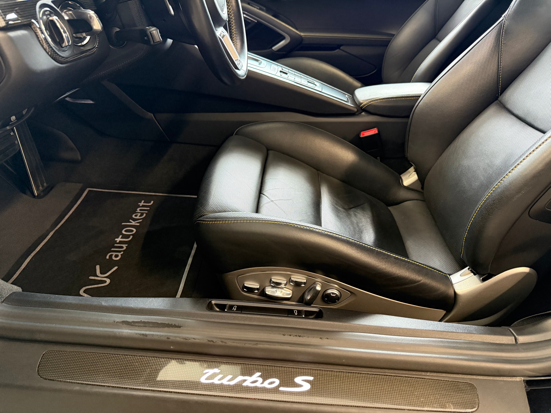 PORSCHE 911 Turbo S Cabrio PDK-image-18