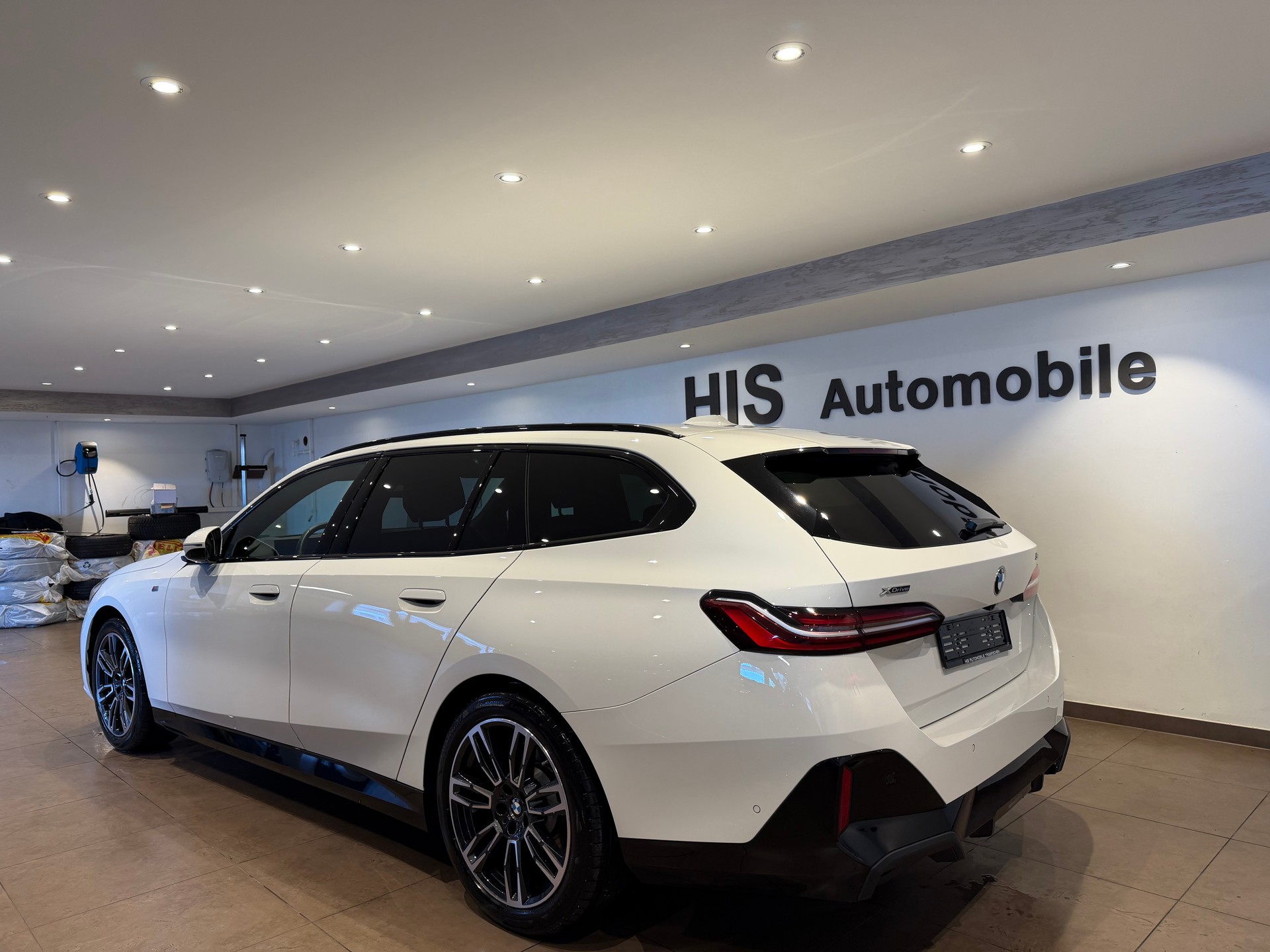 BMW 520d xDrive Touring M-Sport-showroom-element-3