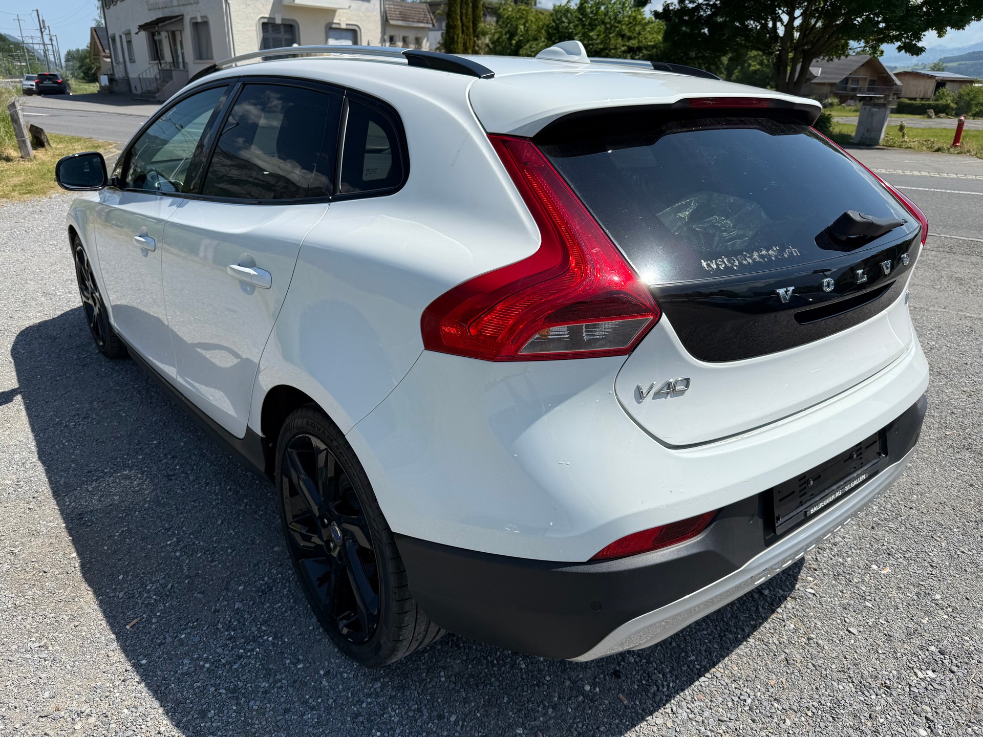 VOLVO V40 Cross Country D2 Momentum Powershift-image-2