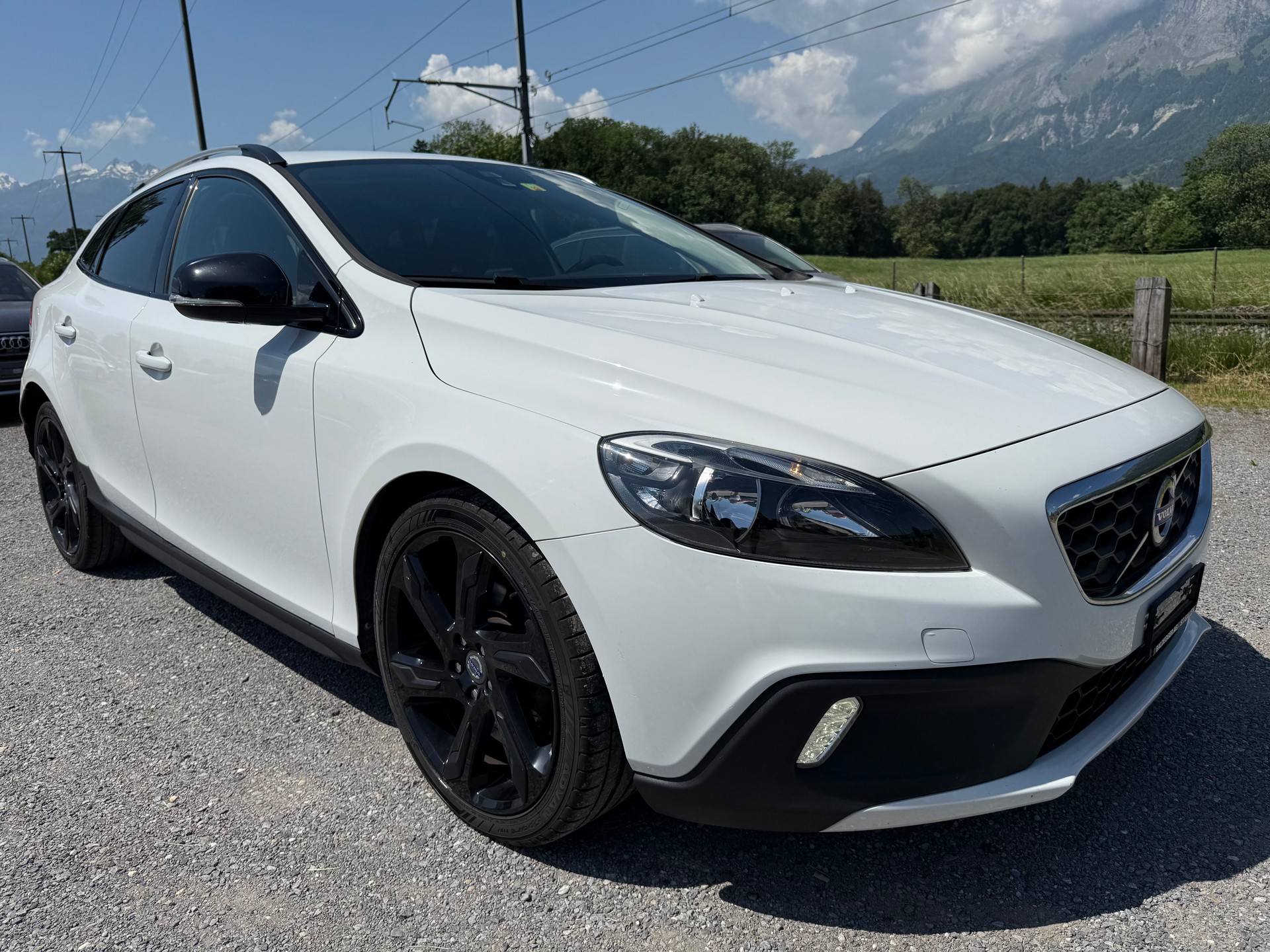 VOLVO V40 Cross Country D2 Momentum Powershift-image-6