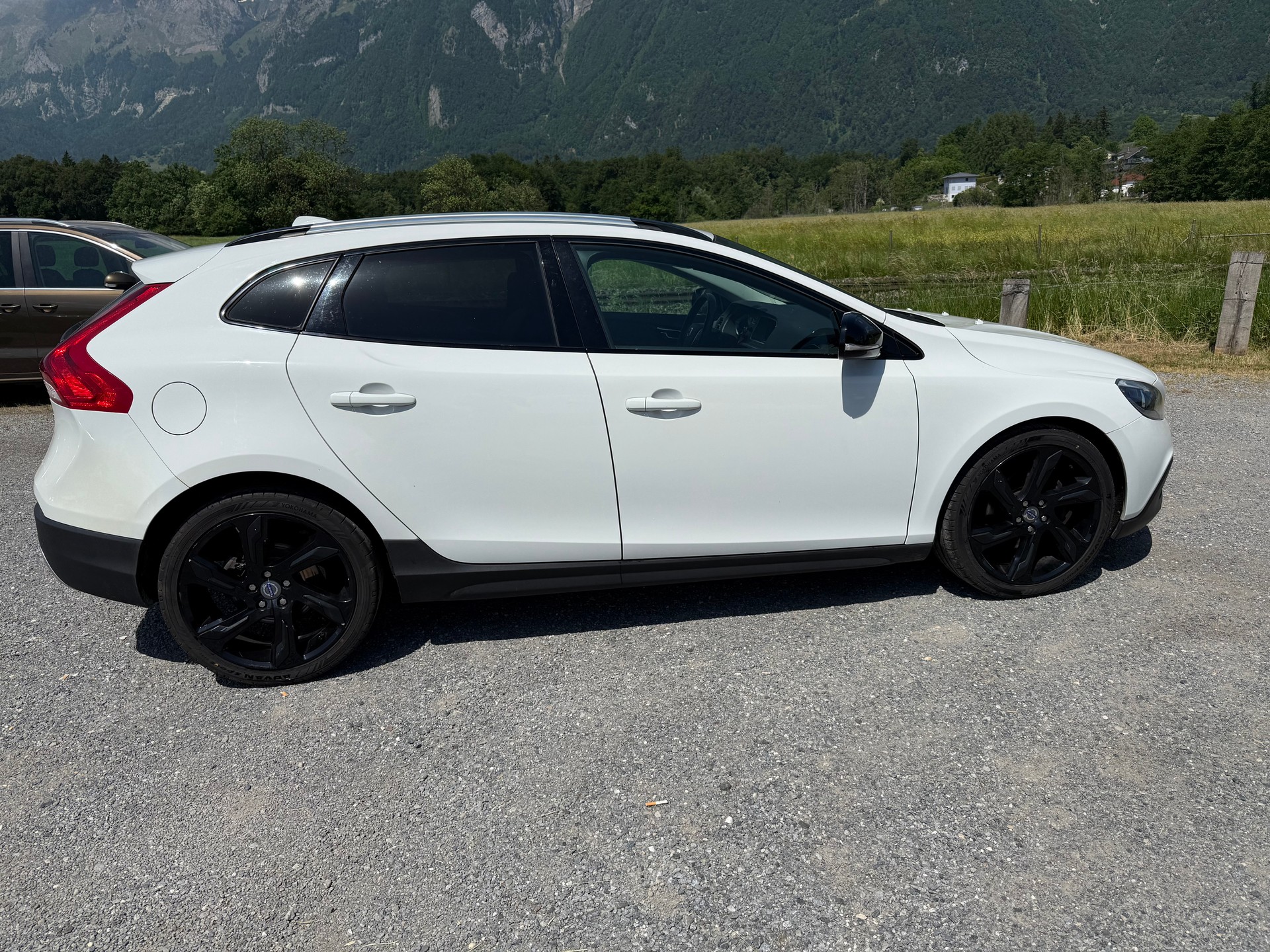 VOLVO V40 Cross Country D2 Momentum Powershift-image-5