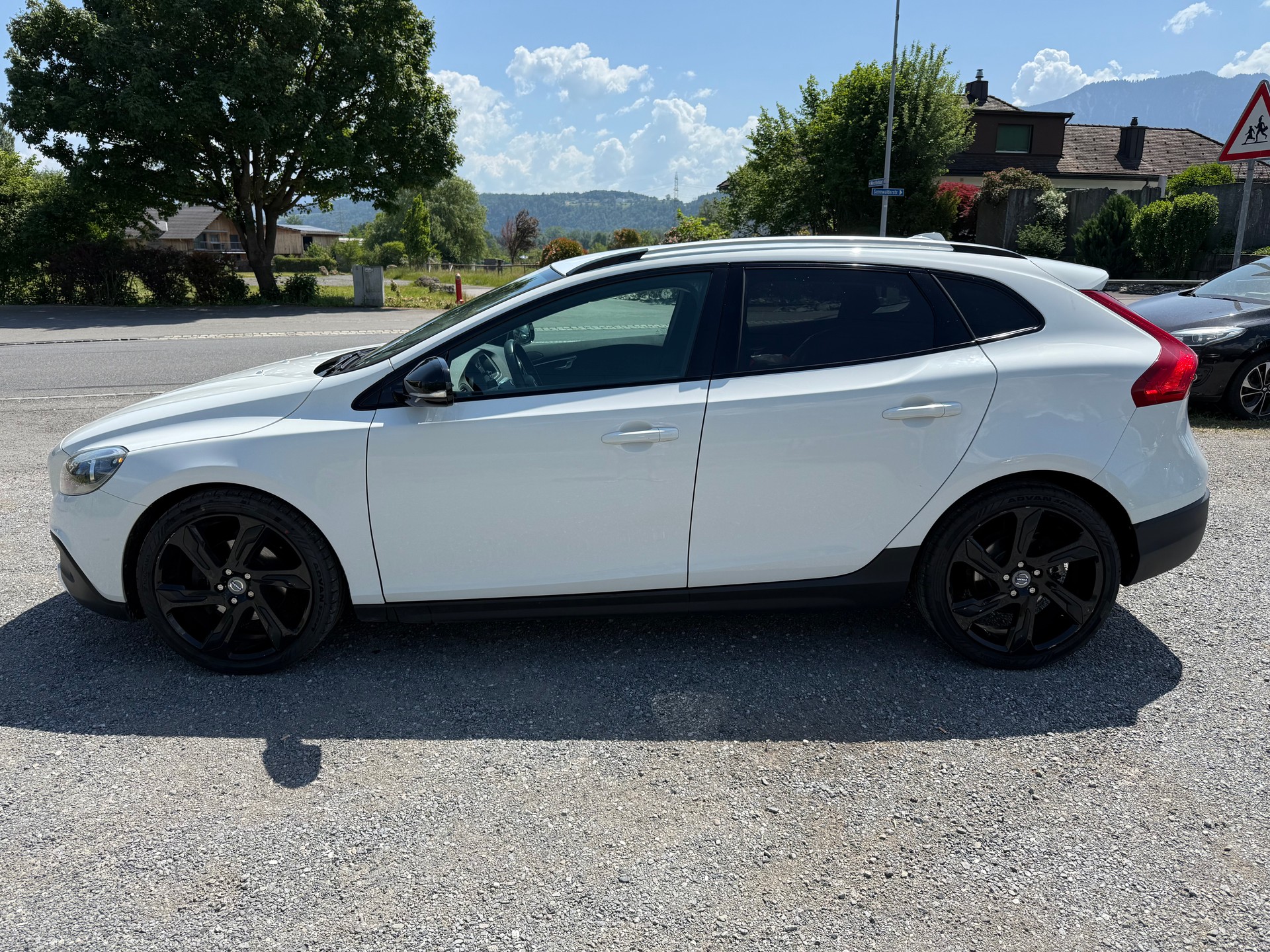 VOLVO V40 Cross Country D2 Momentum Powershift-image-1