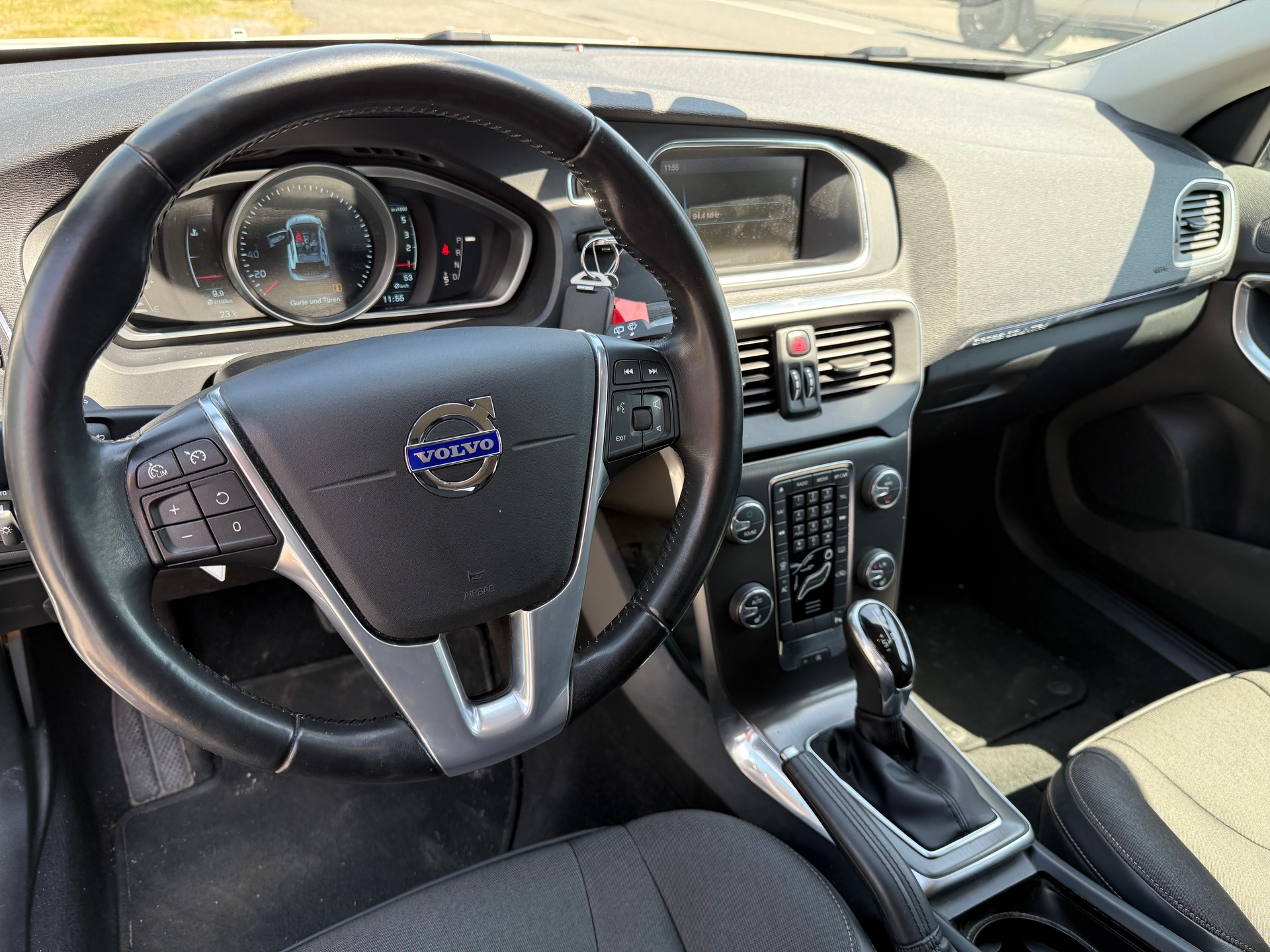 VOLVO V40 Cross Country D2 Momentum Powershift-image-9