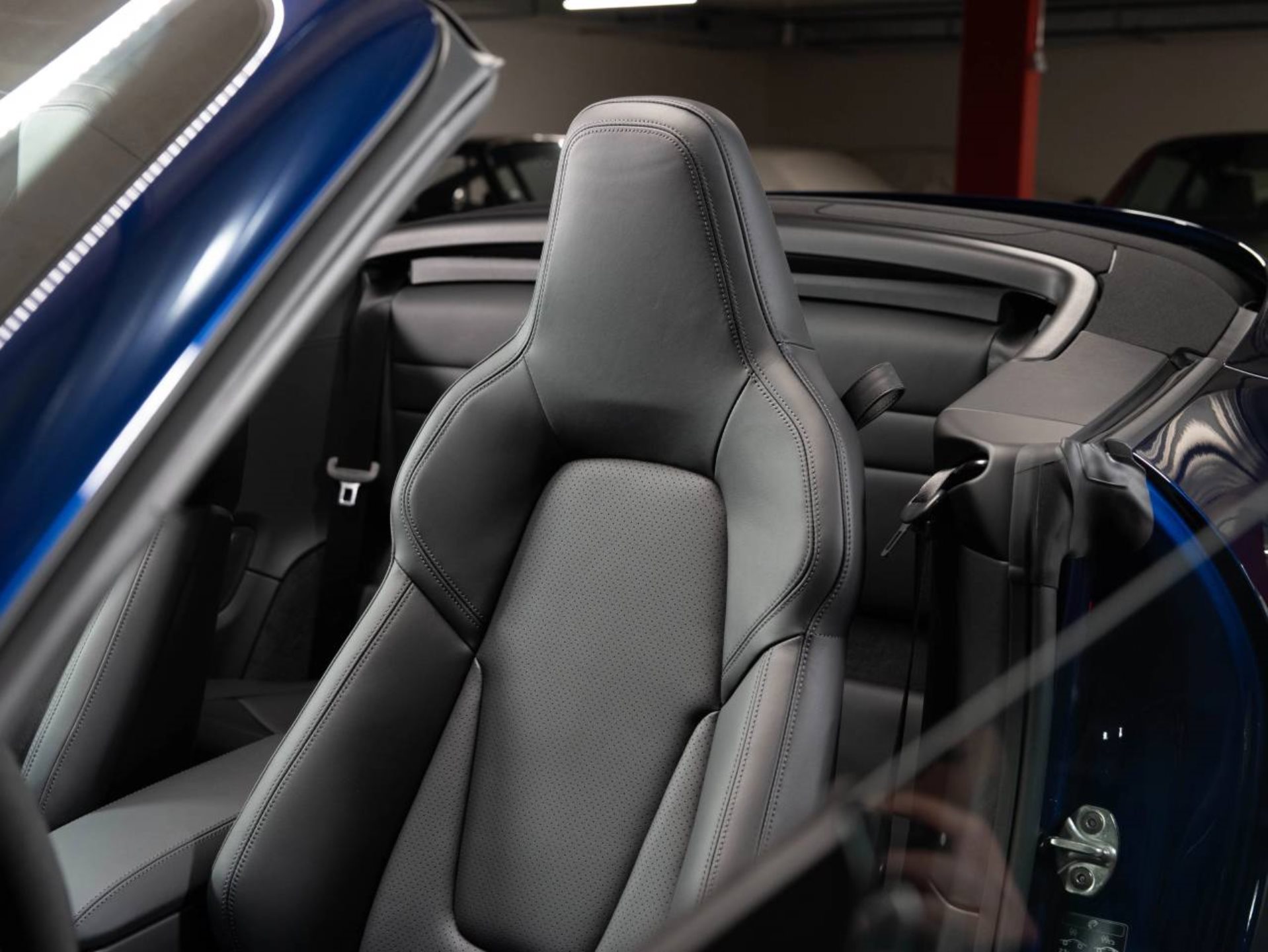 PORSCHE 911 Carrera 4 GTS Cabriolet-image-4