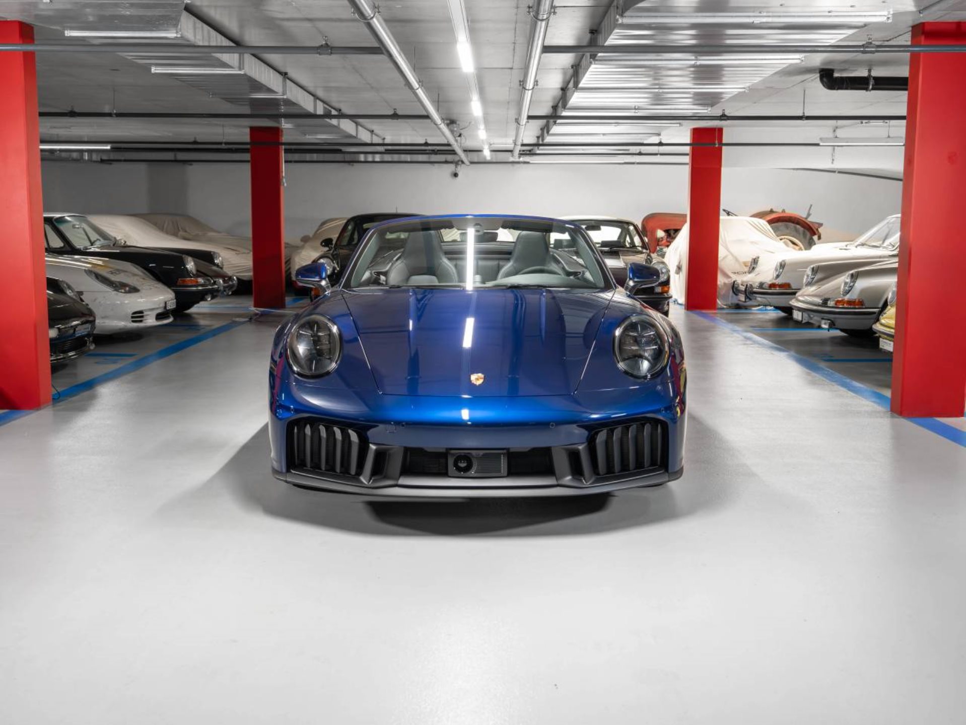 PORSCHE 911 Carrera 4 GTS Cabriolet-image-1