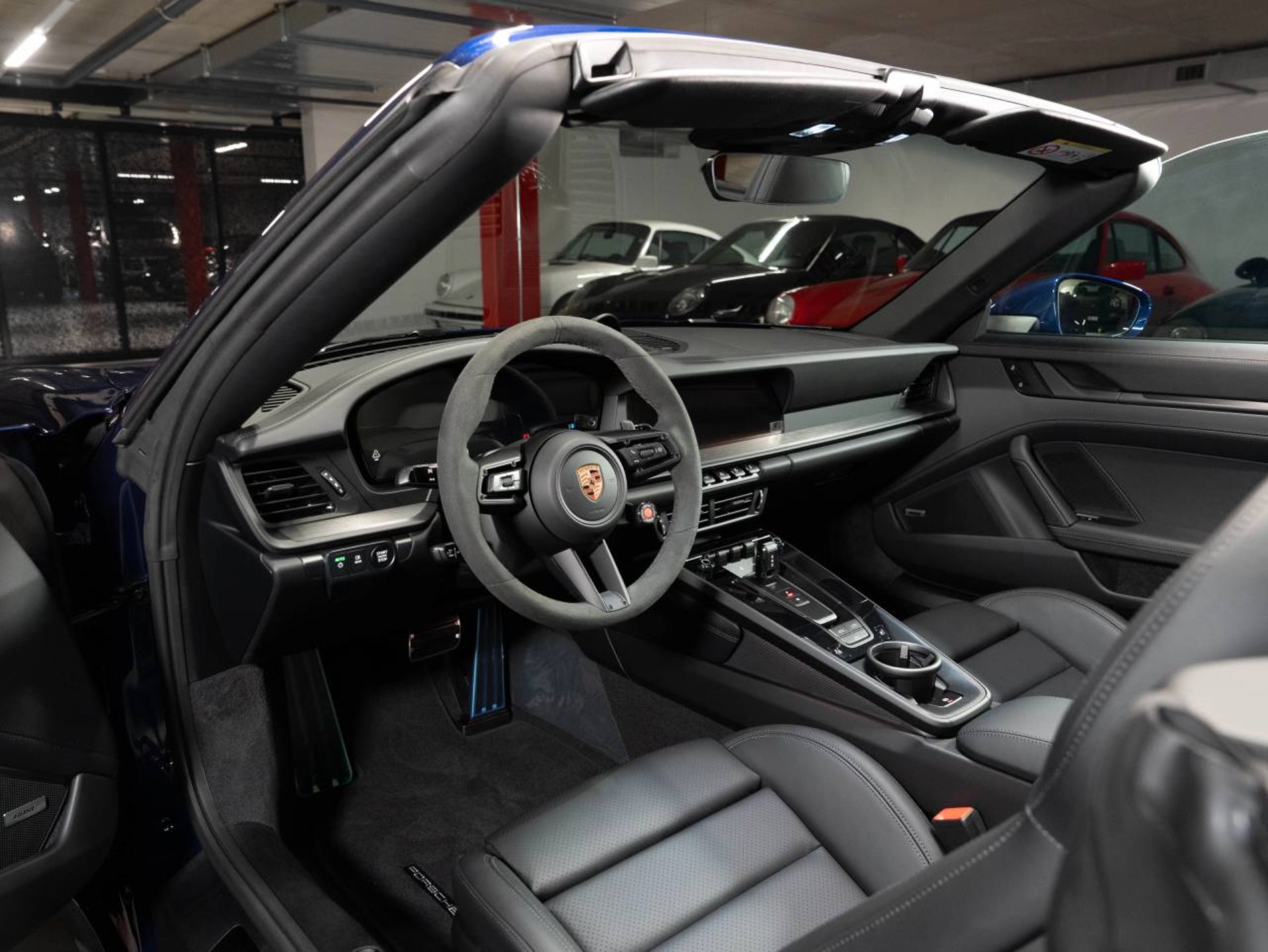 PORSCHE 911 Carrera 4 GTS Cabriolet-image-10