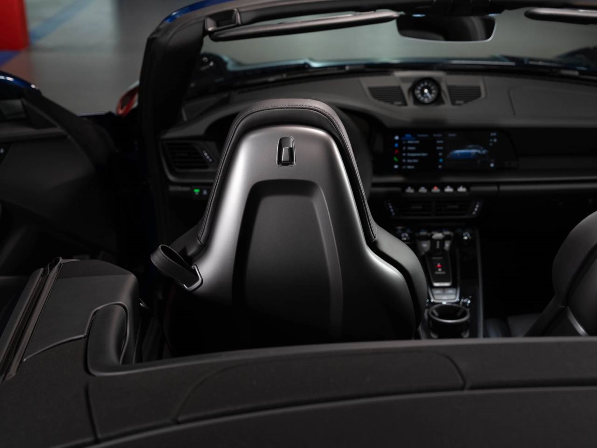 PORSCHE 911 Carrera 4 GTS Cabriolet-image-17