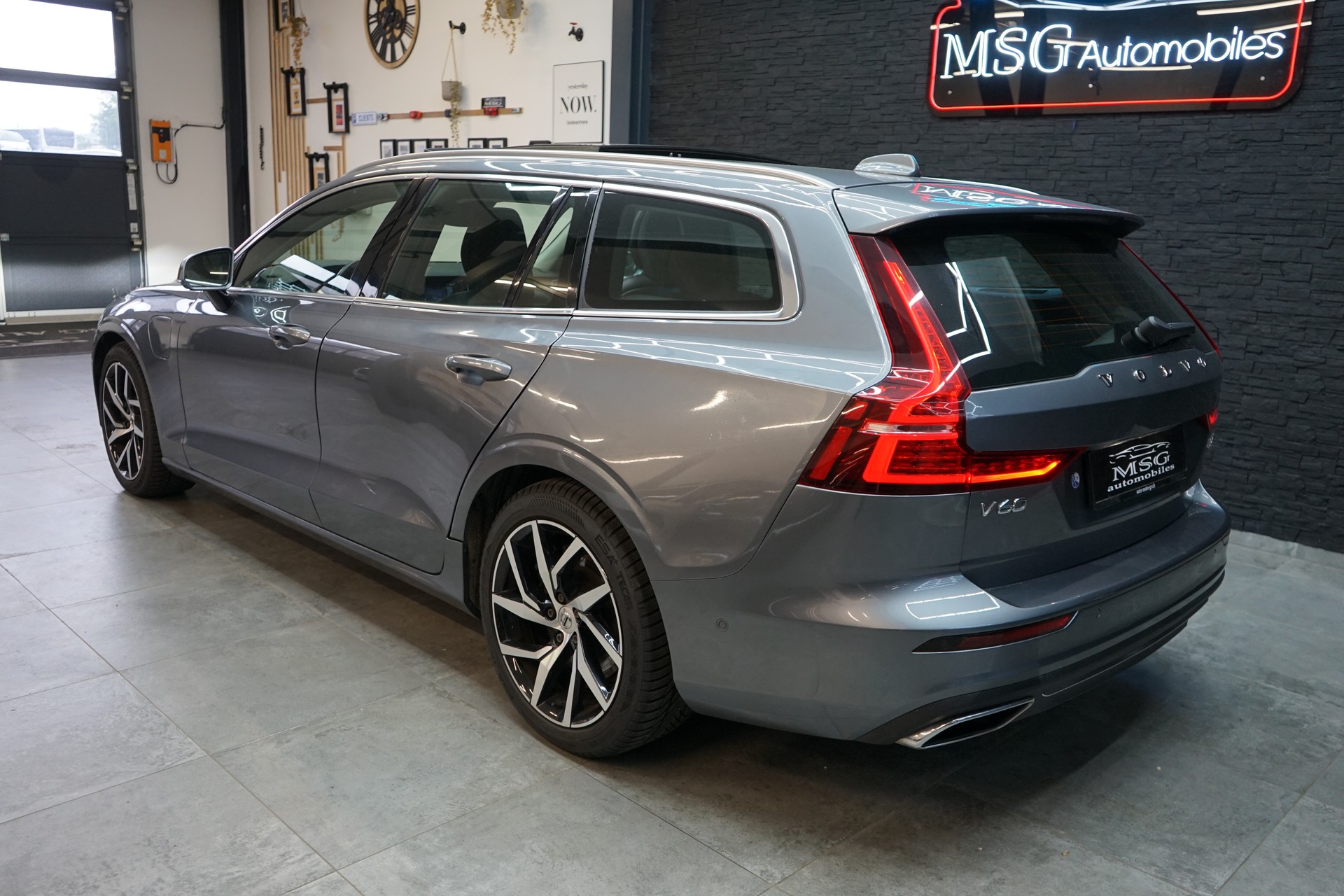 VOLVO V60 T8 eAWD Twin Engine Inscription Geartronic-image-2