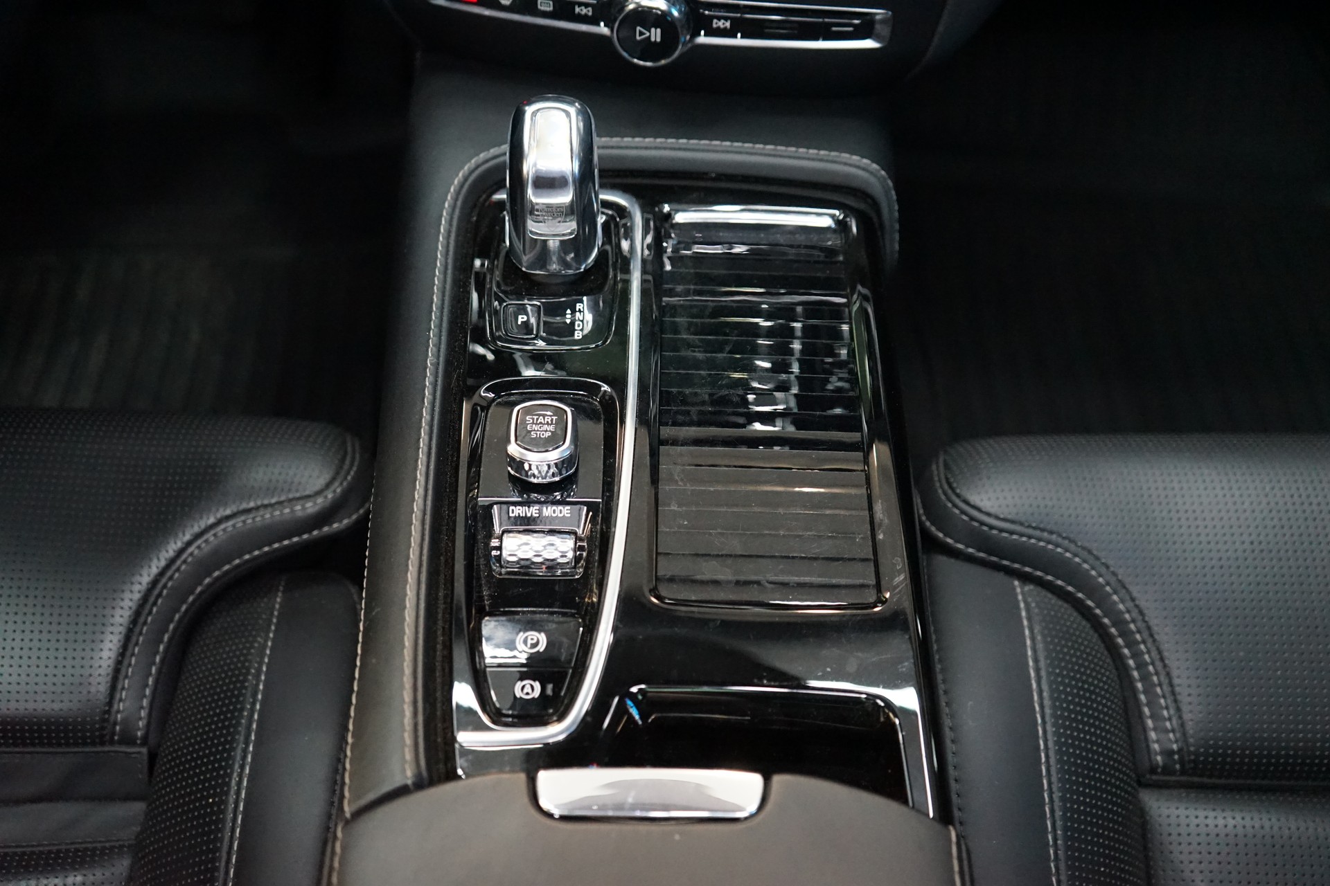 VOLVO V60 T8 eAWD Twin Engine Inscription Geartronic-image-11