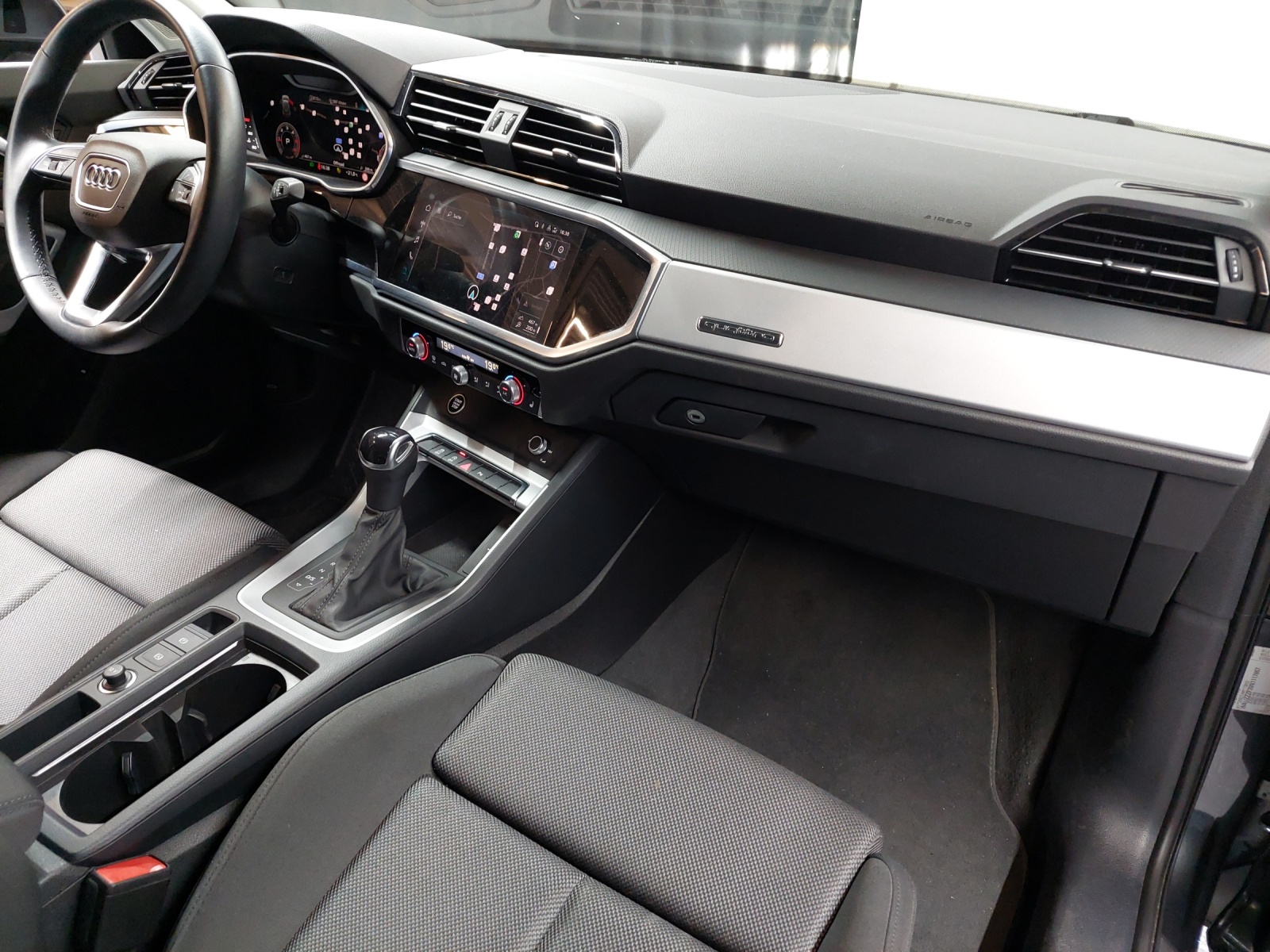 AUDI Q3 35 TDI S line quattro S-tronic-image-9