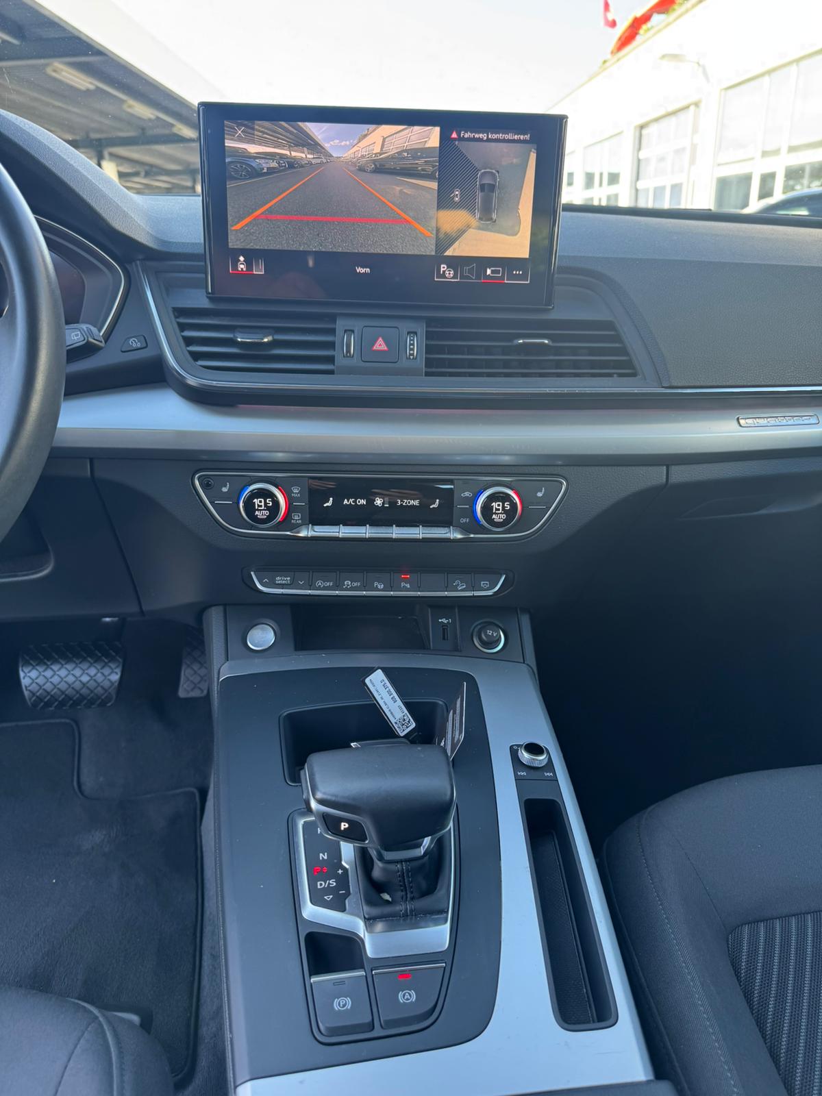 AUDI Q5 40 TDI quattro S-tronic-image-12