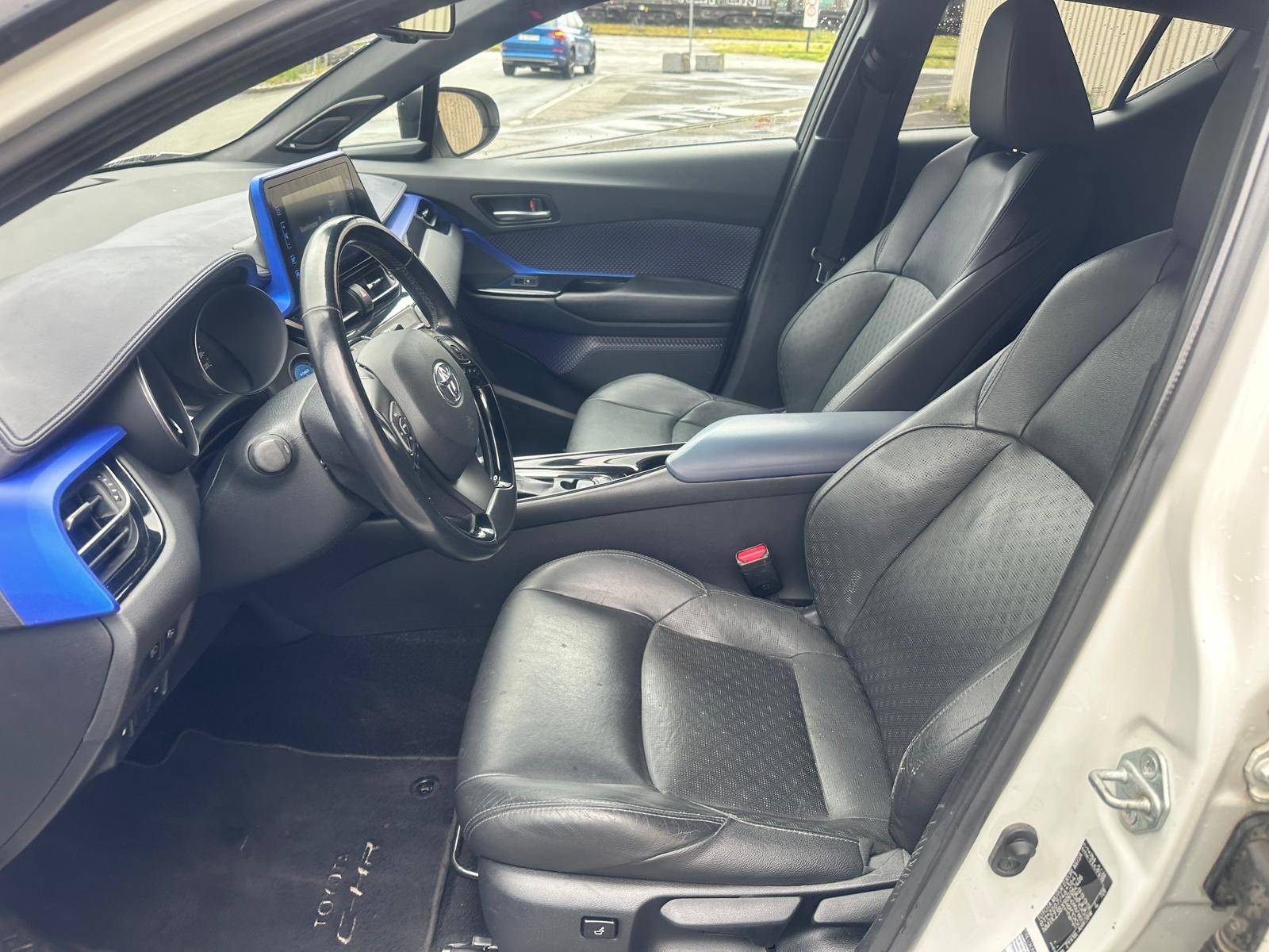 TOYOTA C-HR 1.8 HSD Comfort CVT-image-12